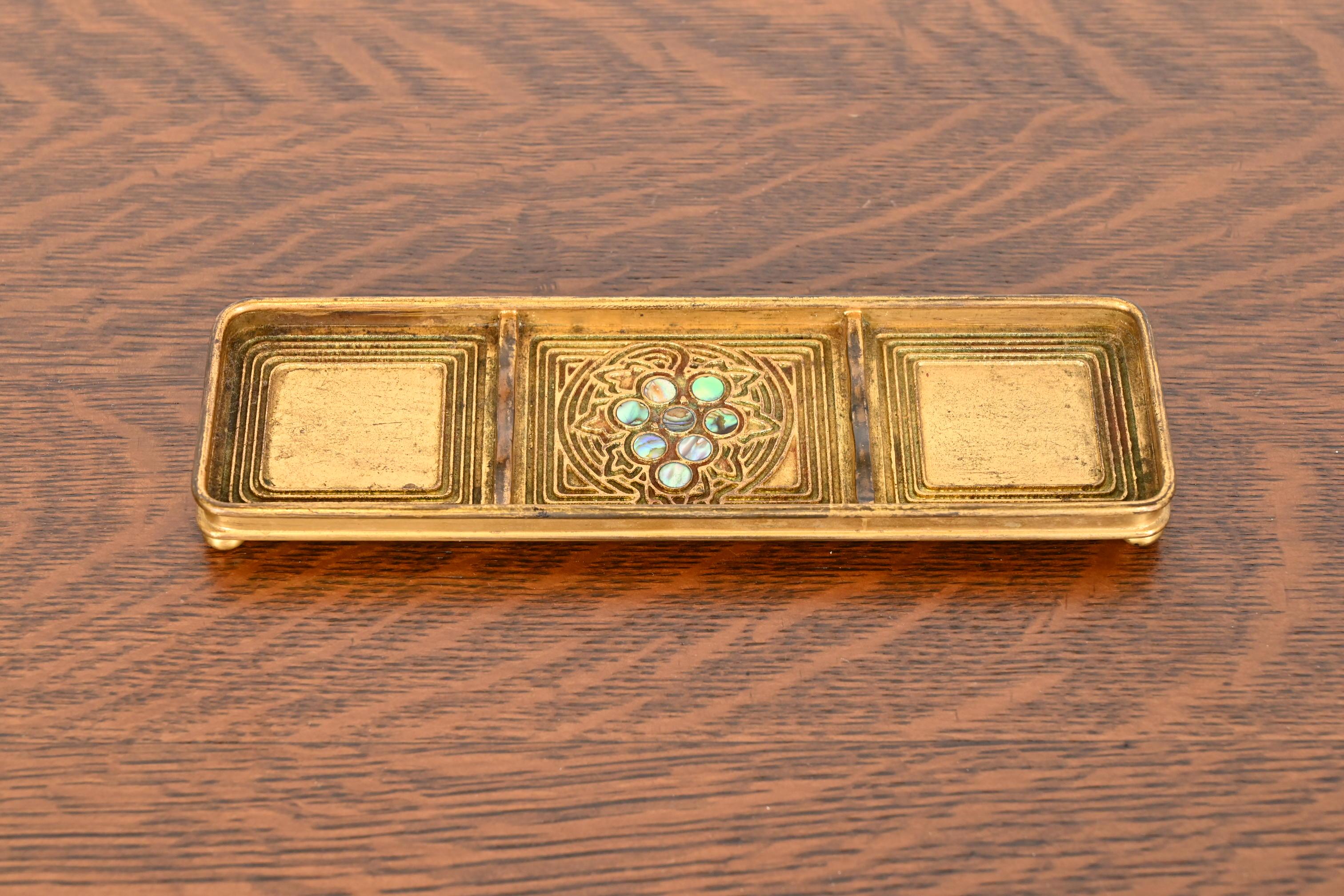 Ein wunderschönes Tablett aus vergoldeter Bronze und eingelegtem Abalone-Stift

Von Tiffany Studios (signiert auf der Unterseite)

New York, USA, Anfang des 20. Jahrhunderts

Maße: 8,75 