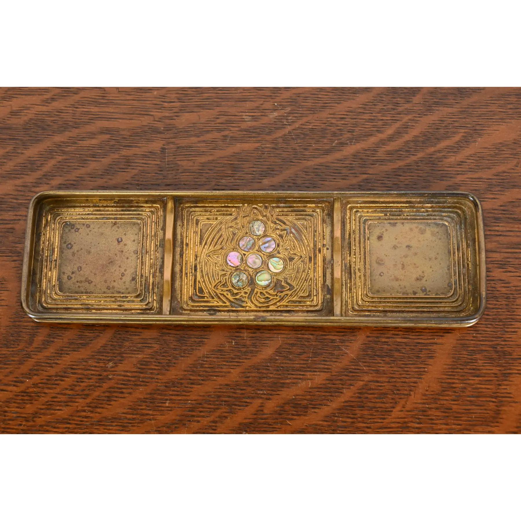 Uno splendido vassoio portapenne in bronzo dorato e abalone intarsiato di epoca Art Déco o Arts & Crafts

Di Tiffany Studios (firmato sul lato inferiore)

New York, USA, inizio del XX secolo

Misure: 8,75