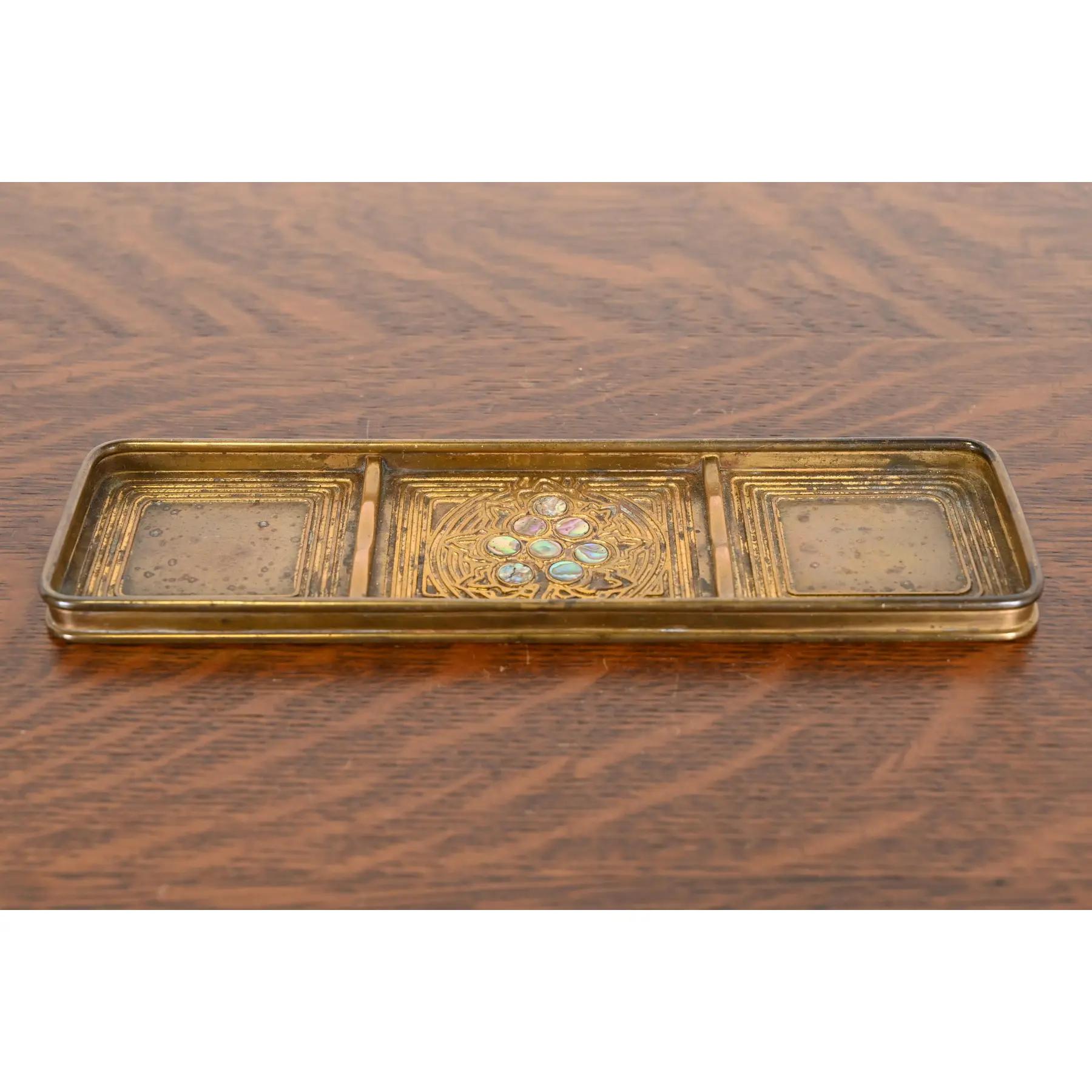 Arts and Crafts Vassoio portapenne in bronzo Doré e abalone di Tiffany Studios New York in vendita
