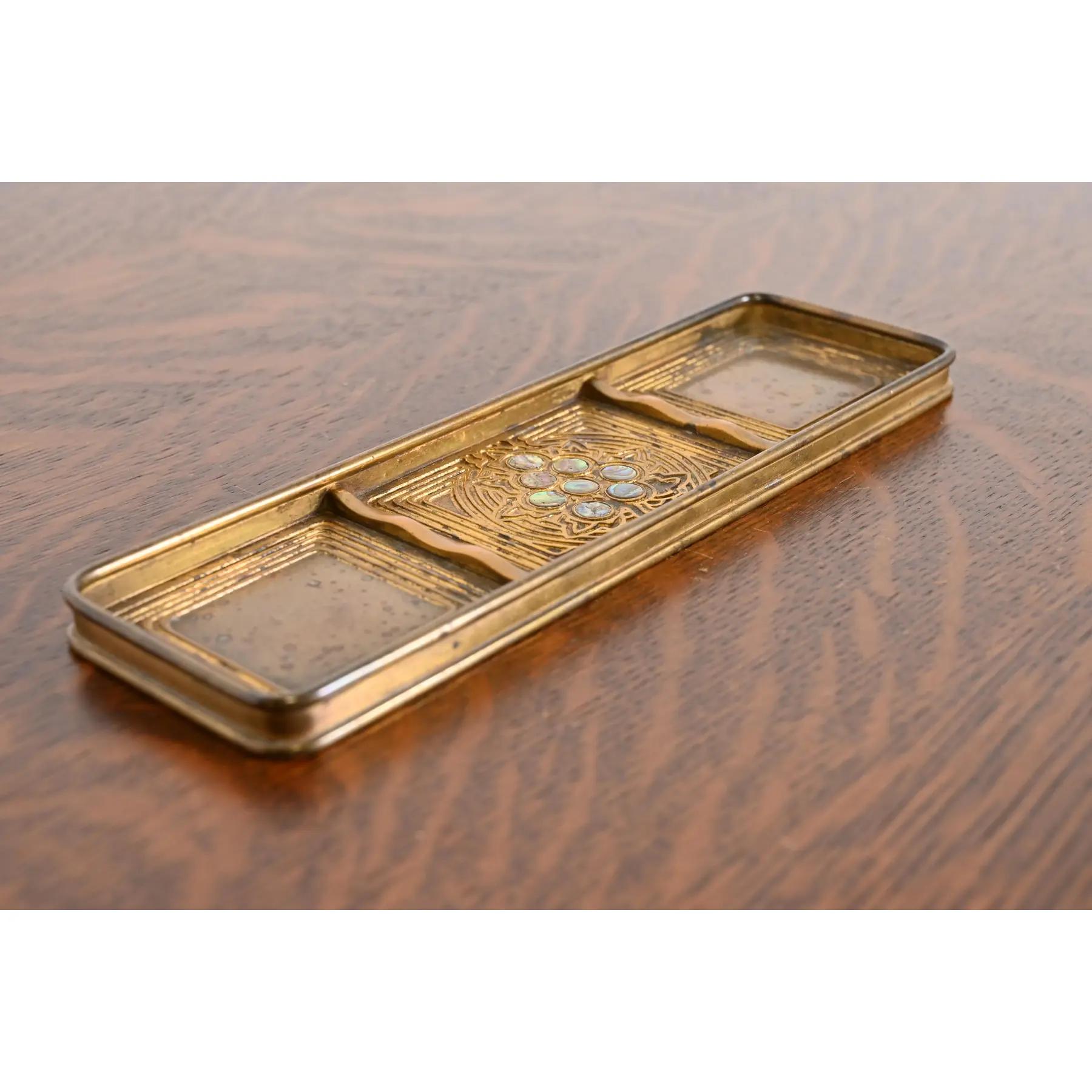 Vassoio portapenne in bronzo Doré e abalone di Tiffany Studios New York In condizioni buone in vendita a South Bend, IN