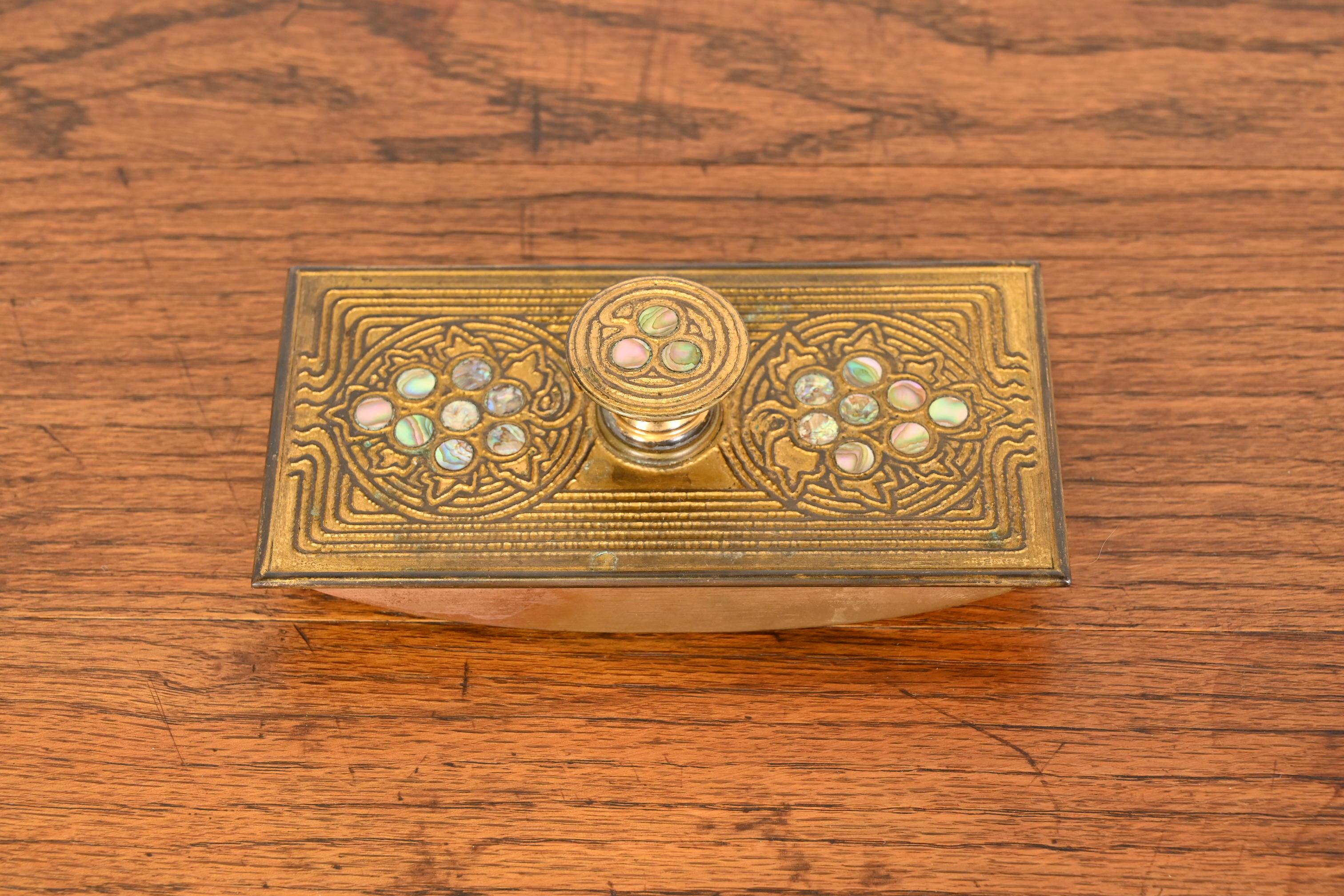 A gorgeous Art Nouveau or Art Deco period gilt bronze inlaid abalone rocker ink blotter

By Tiffany Studios

New York, USA, Early 20th Century

Measures: 6