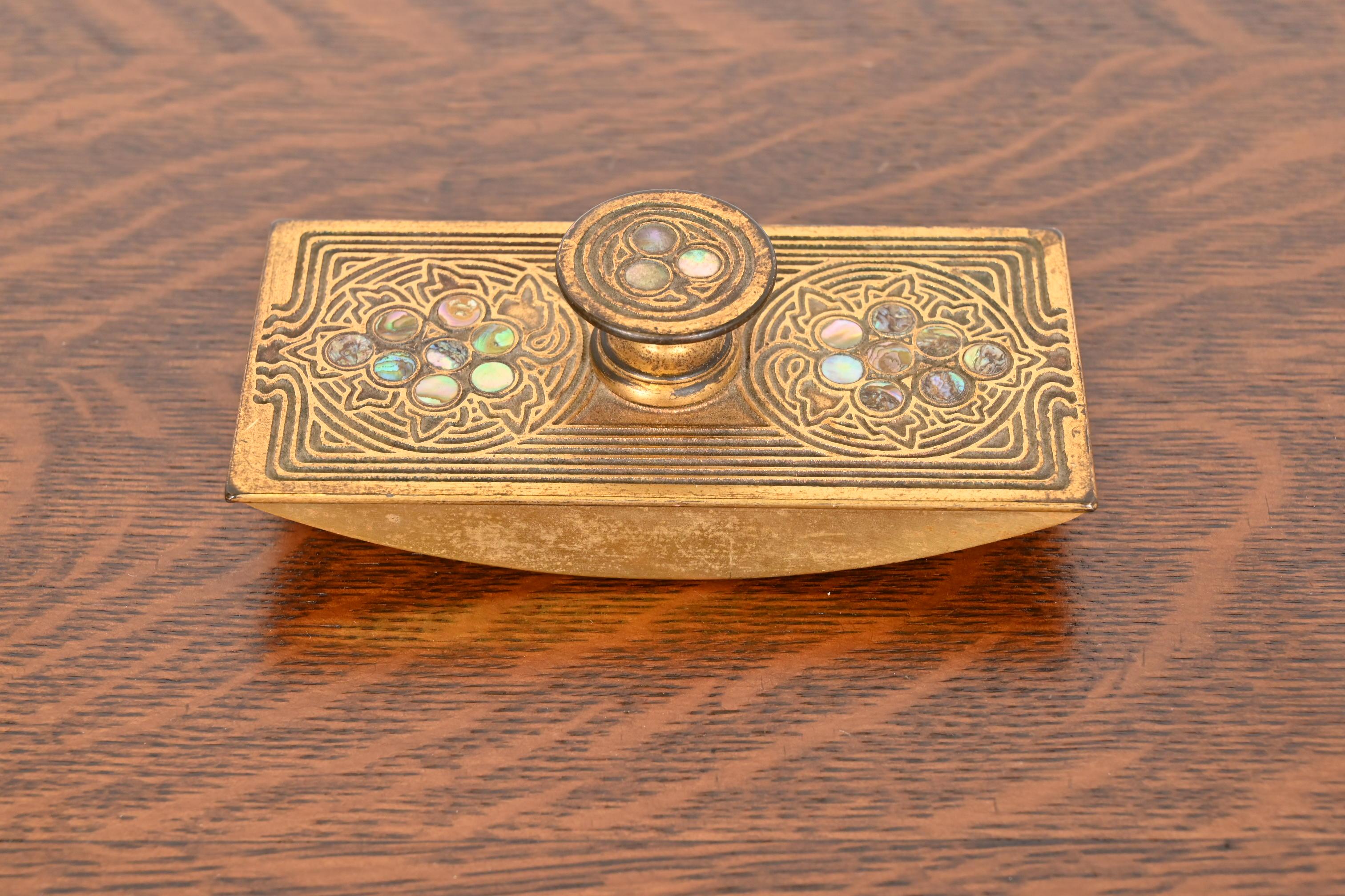 A gorgeous Art Nouveau or Art Deco period gilt bronze and inlaid abalone rocker ink blotter

By Tiffany Studios

New York, USA, Early 20th Century

Measures: 5.75