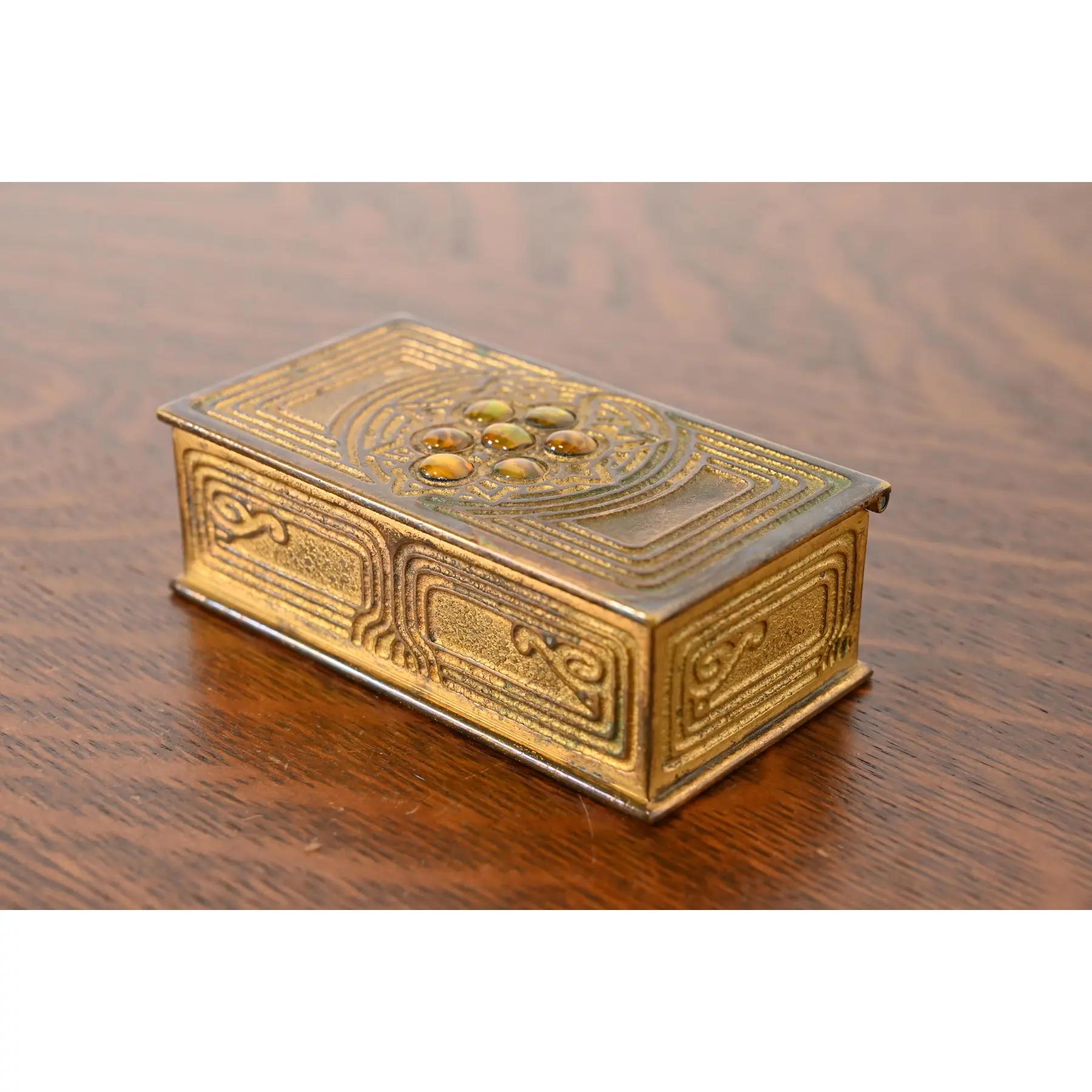A gorgeous Art Nouveau or Art Deco period gilt bronze and inlaid abalone stamp box

By Tiffany Studios

New York, USA, early 20th century

Measures: 4