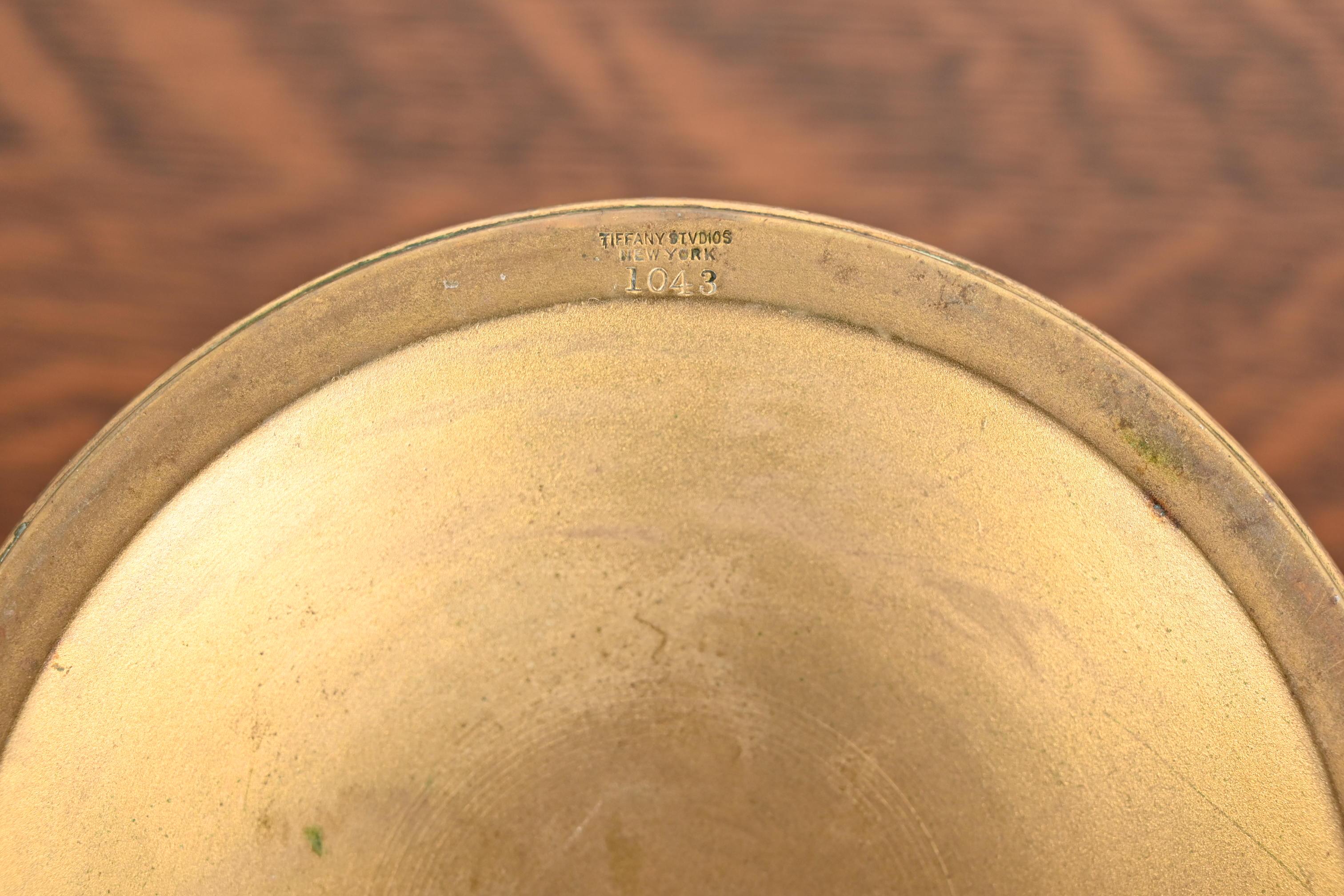 Tiffany Studios New York Bronzo Doré a forma di carciofo Portavaso o Candeliere in vendita 4