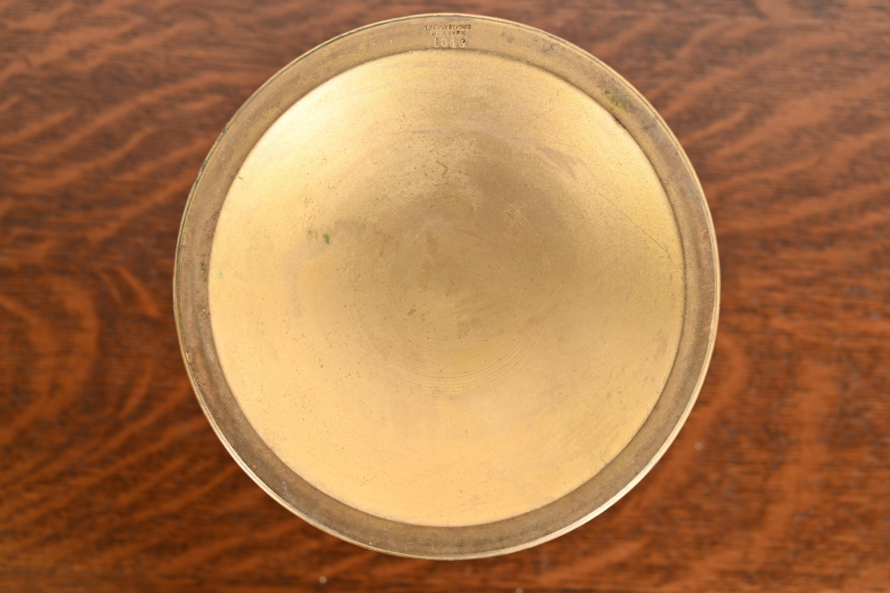 Tiffany Studios New York Bronzo Doré a forma di carciofo Portavaso o Candeliere in vendita 3