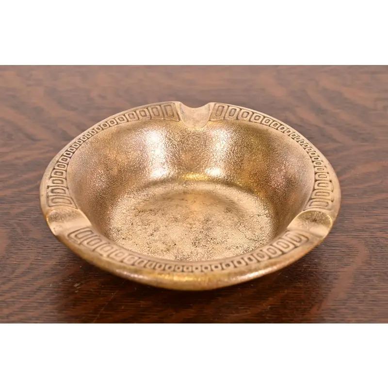 A gorgeous Arts & Crafts or Art Deco period gilt bronze cigar ashtray or catchall

By Tiffany Studios (signed to the underside)

New York, USA, Early 20th Century

Measures: 7
