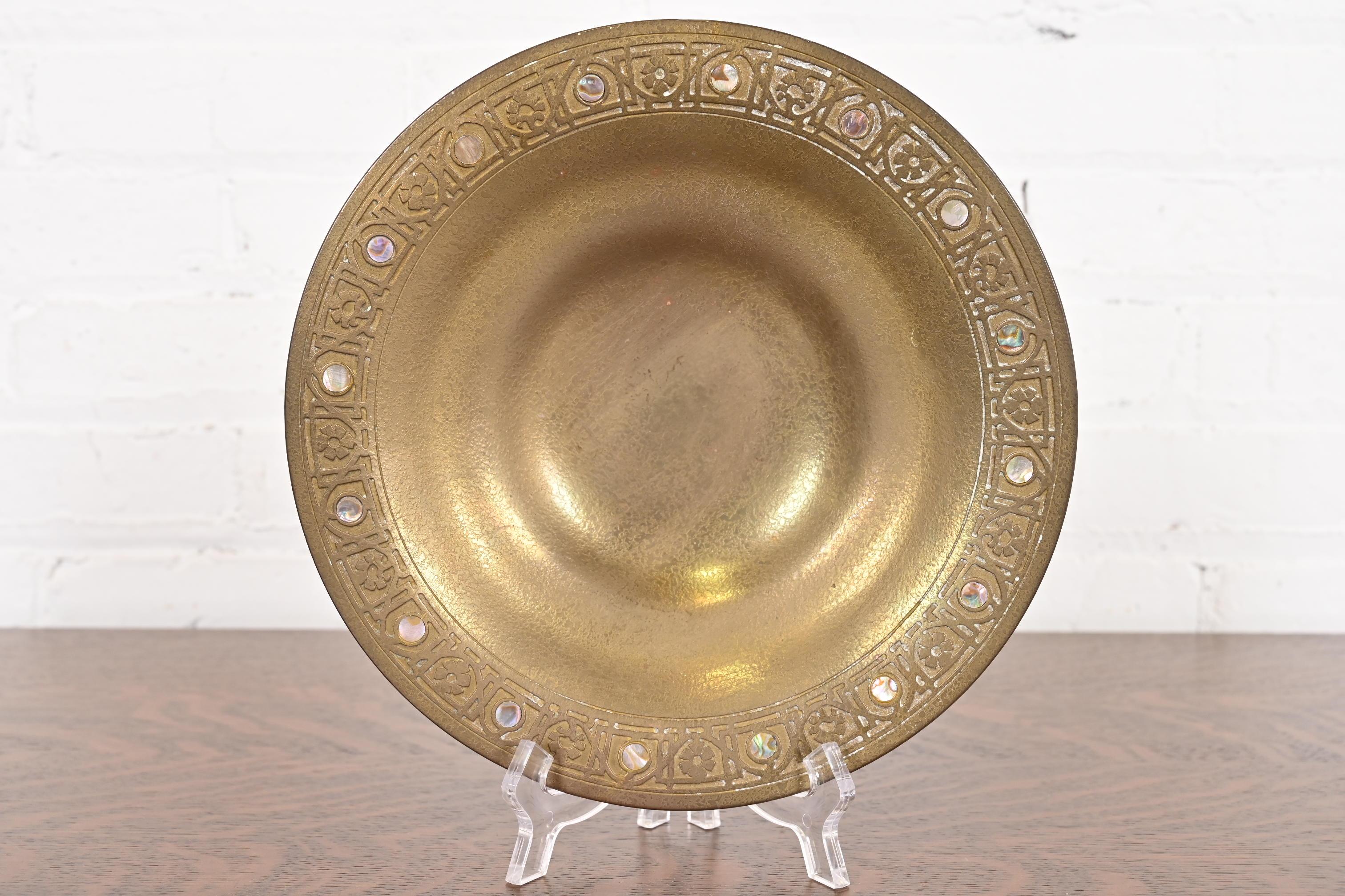 A gorgeous Arts & Crafts or Art Deco period gilt bronze dish or shallow bowl with abalone inlay

By Tiffany Studios (signed to the underside)

New York, USA, Early 20th Century

Measures: 9