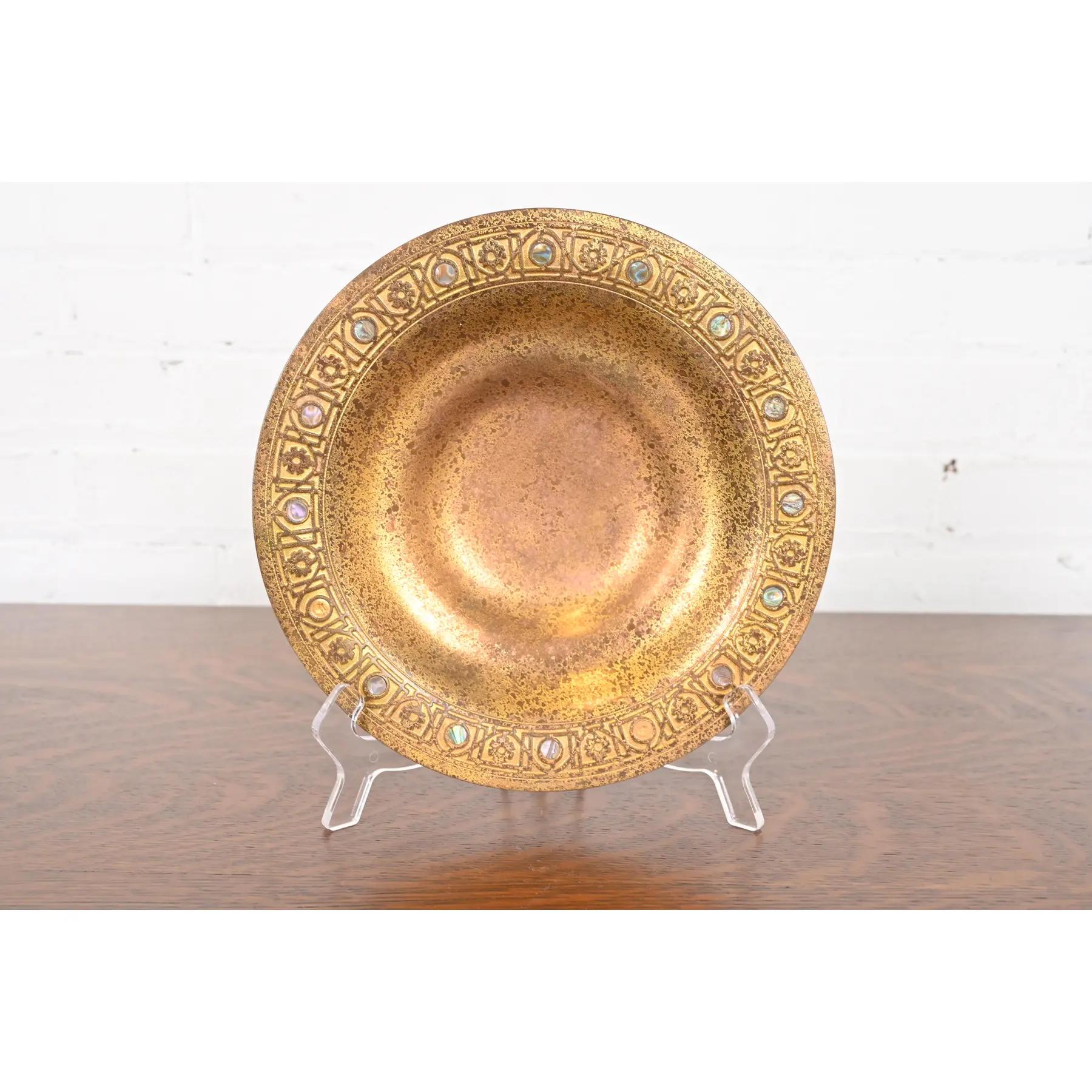 Uno splendido piatto o ciotola bassa in bronzo dorato del periodo Arts & Crafts o Art Déco con intarsi in abalone

Di Tiffany Studios (firmato sul lato inferiore)

New York, USA, inizio del XX secolo

Misure: 9 