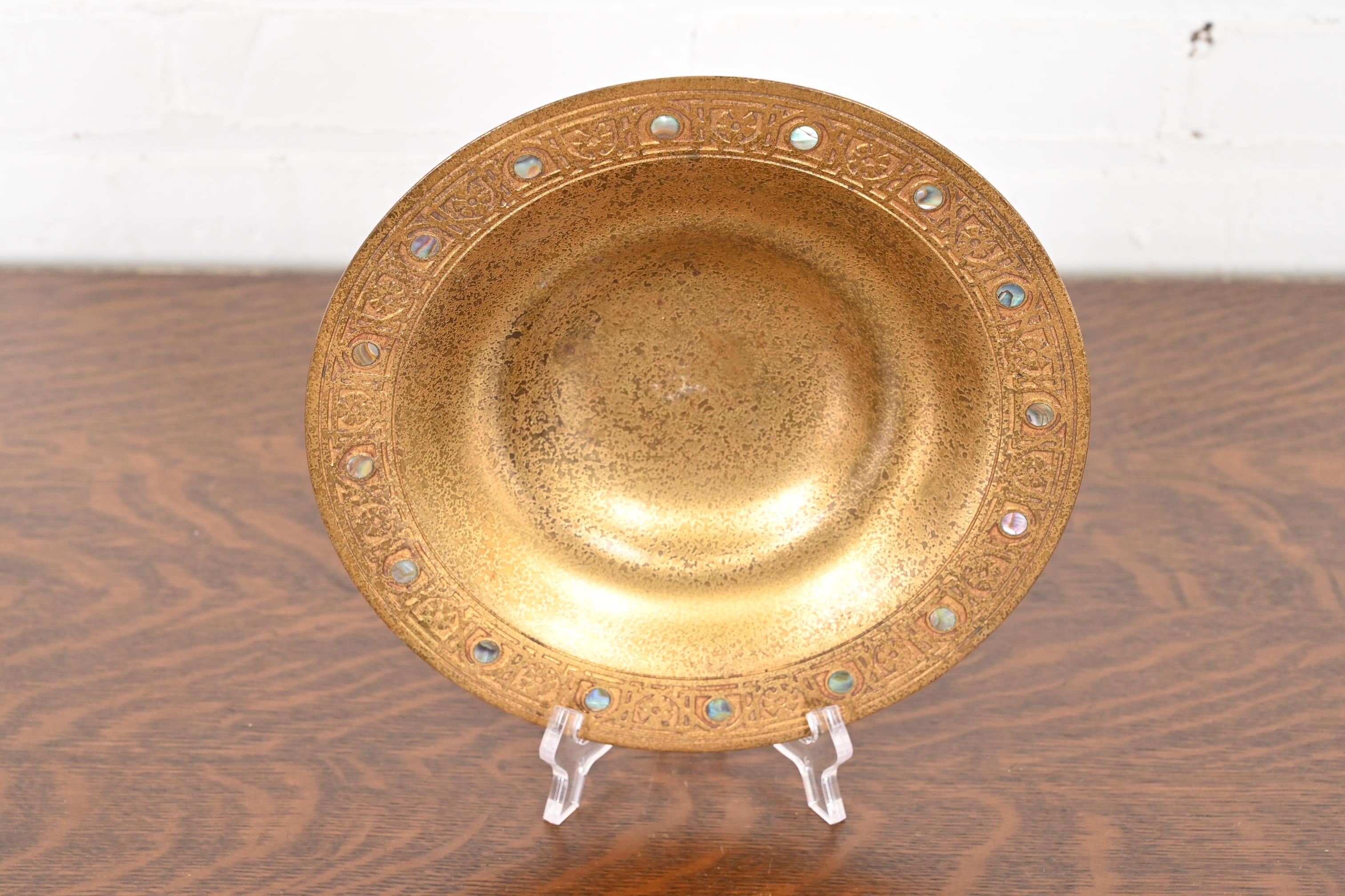 Arts and Crafts Tiffany Studios New York Bronze Doré Bowl With Abalone Inlay (bol en bronze avec incrustation d'ormeaux) en vente