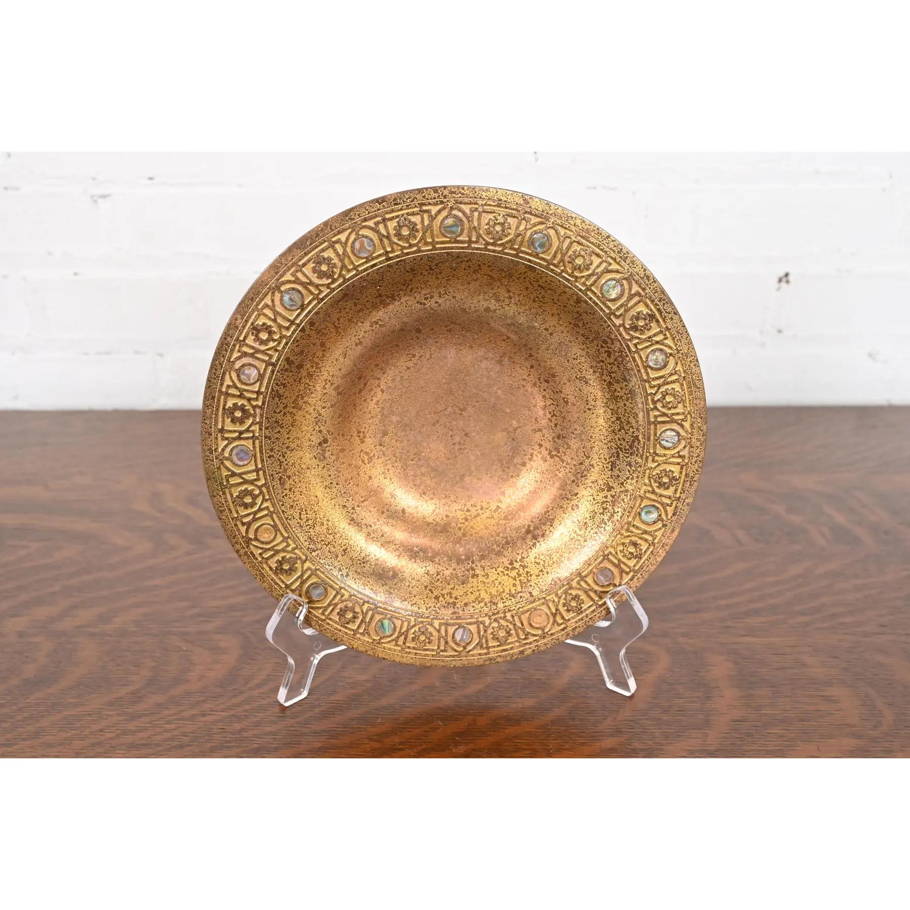 Arts and Crafts Ciotola Doré in bronzo di Tiffany Studios New York con intarsi in abalone in vendita