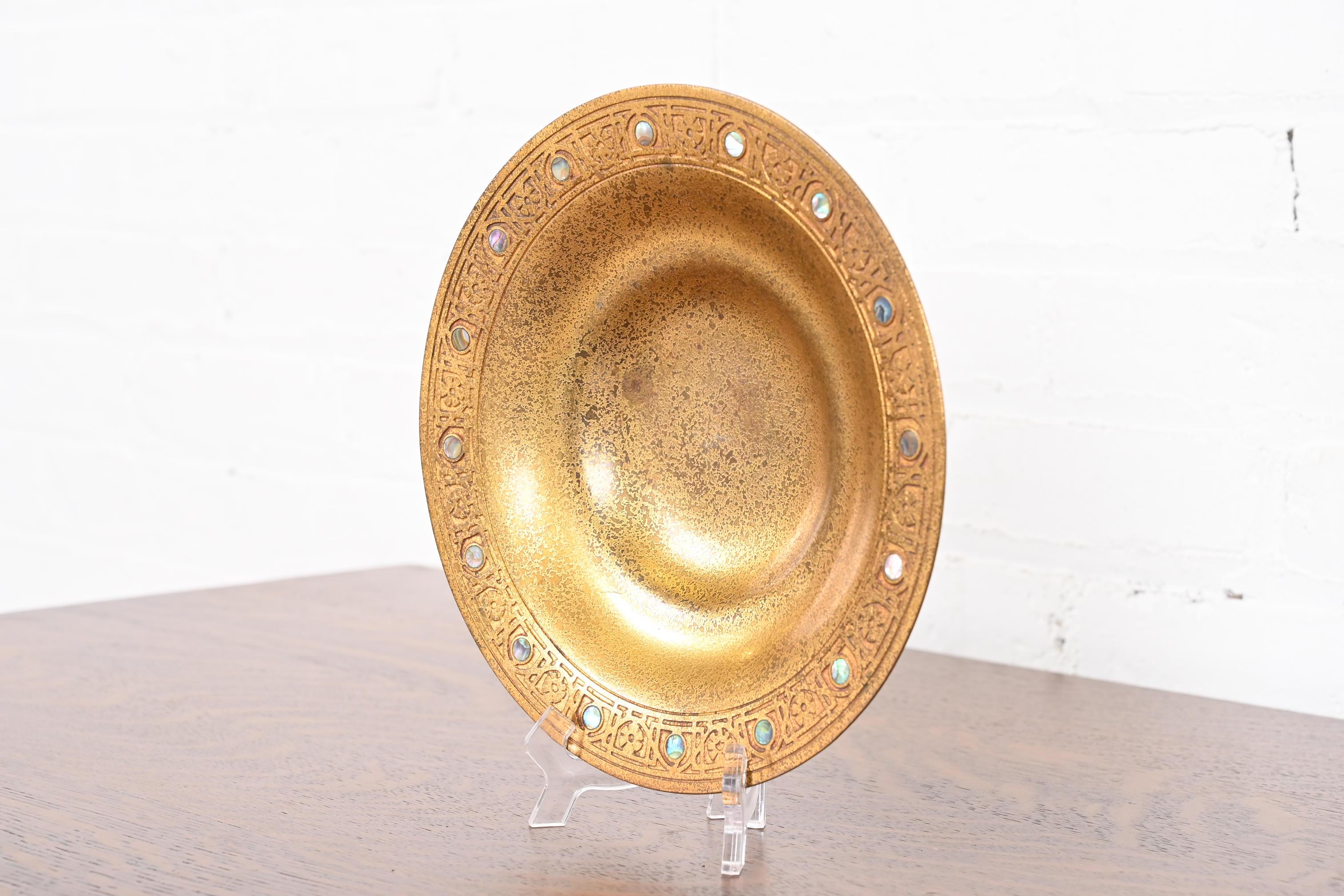 Américain Tiffany Studios New York Bronze Doré Bowl With Abalone Inlay (bol en bronze avec incrustation d'ormeaux) en vente
