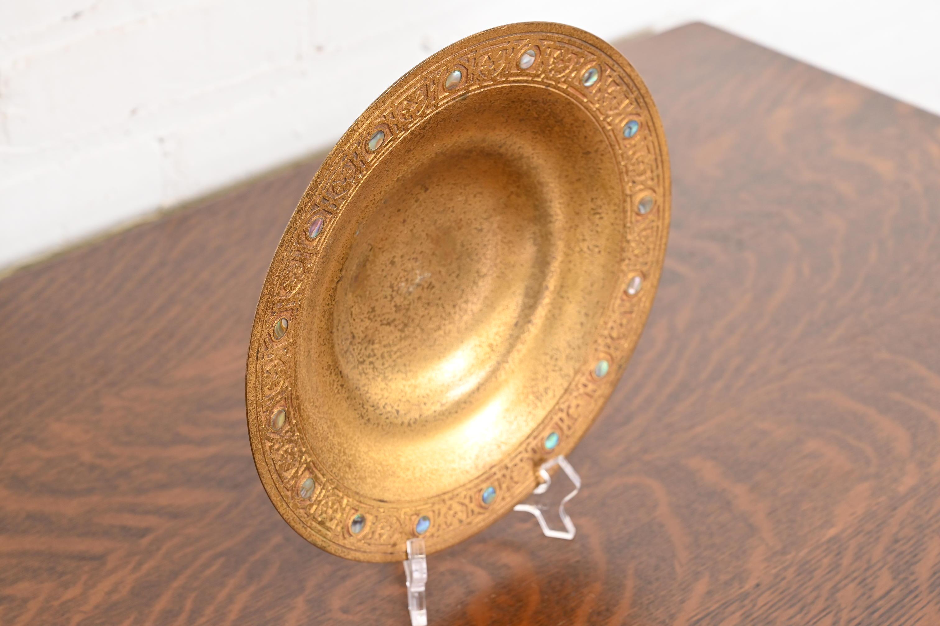 Tiffany Studios New York Bronze Doré Bowl With Abalone Inlay (bol en bronze avec incrustation d'ormeaux) Bon état - En vente à South Bend, IN