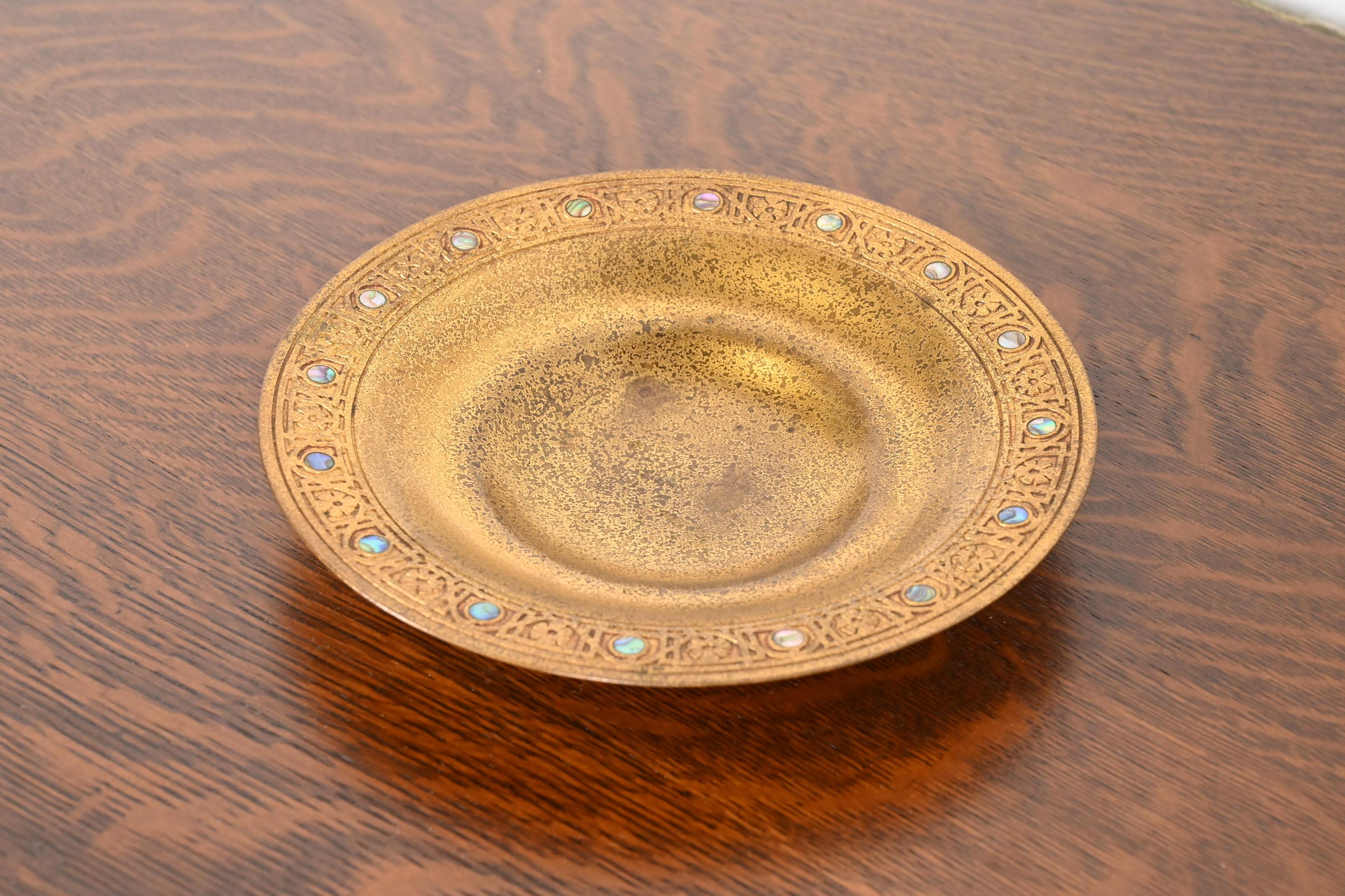20ième siècle Tiffany Studios New York Bronze Doré Bowl With Abalone Inlay (bol en bronze avec incrustation d'ormeaux) en vente