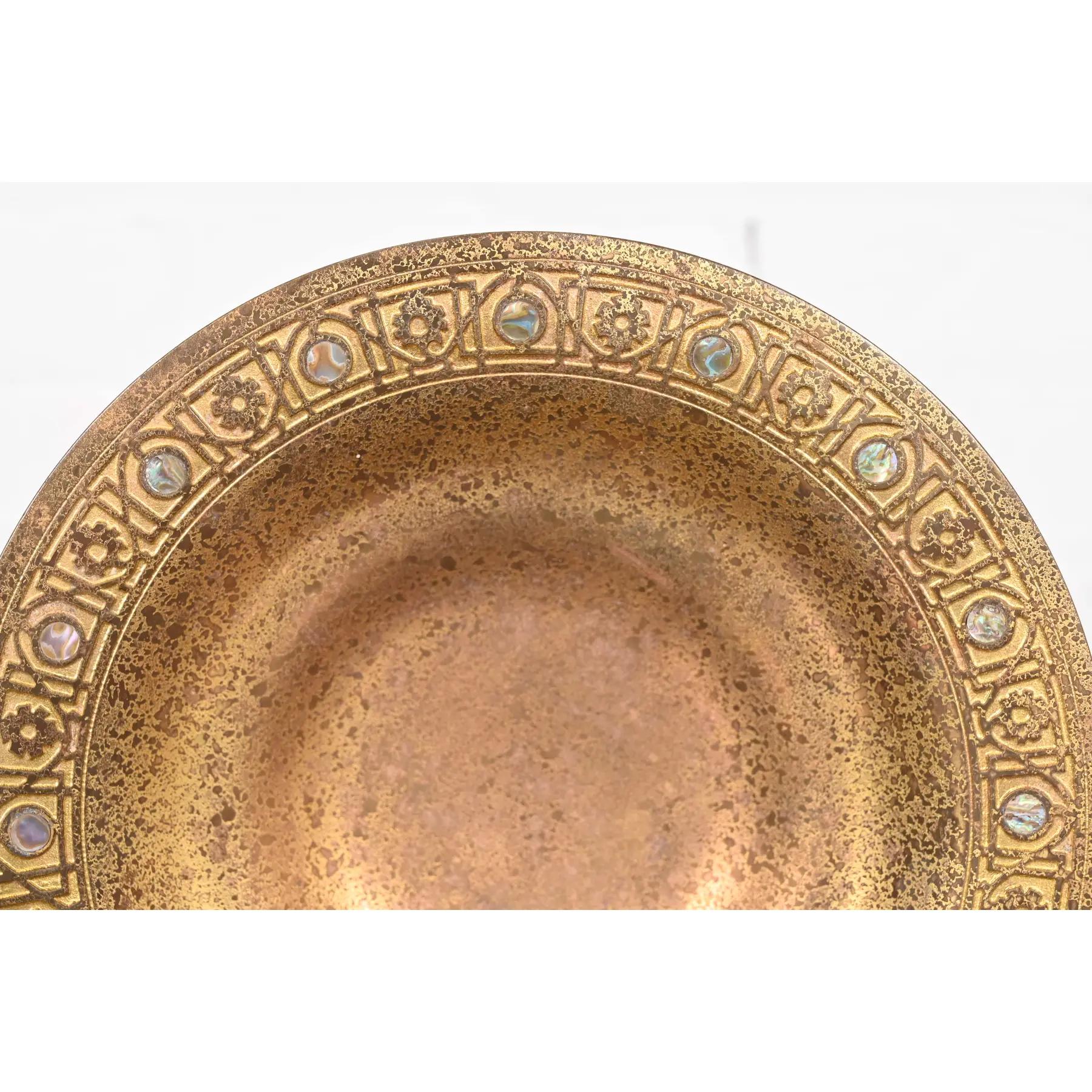 XX secolo Ciotola Doré in bronzo di Tiffany Studios New York con intarsi in abalone in vendita