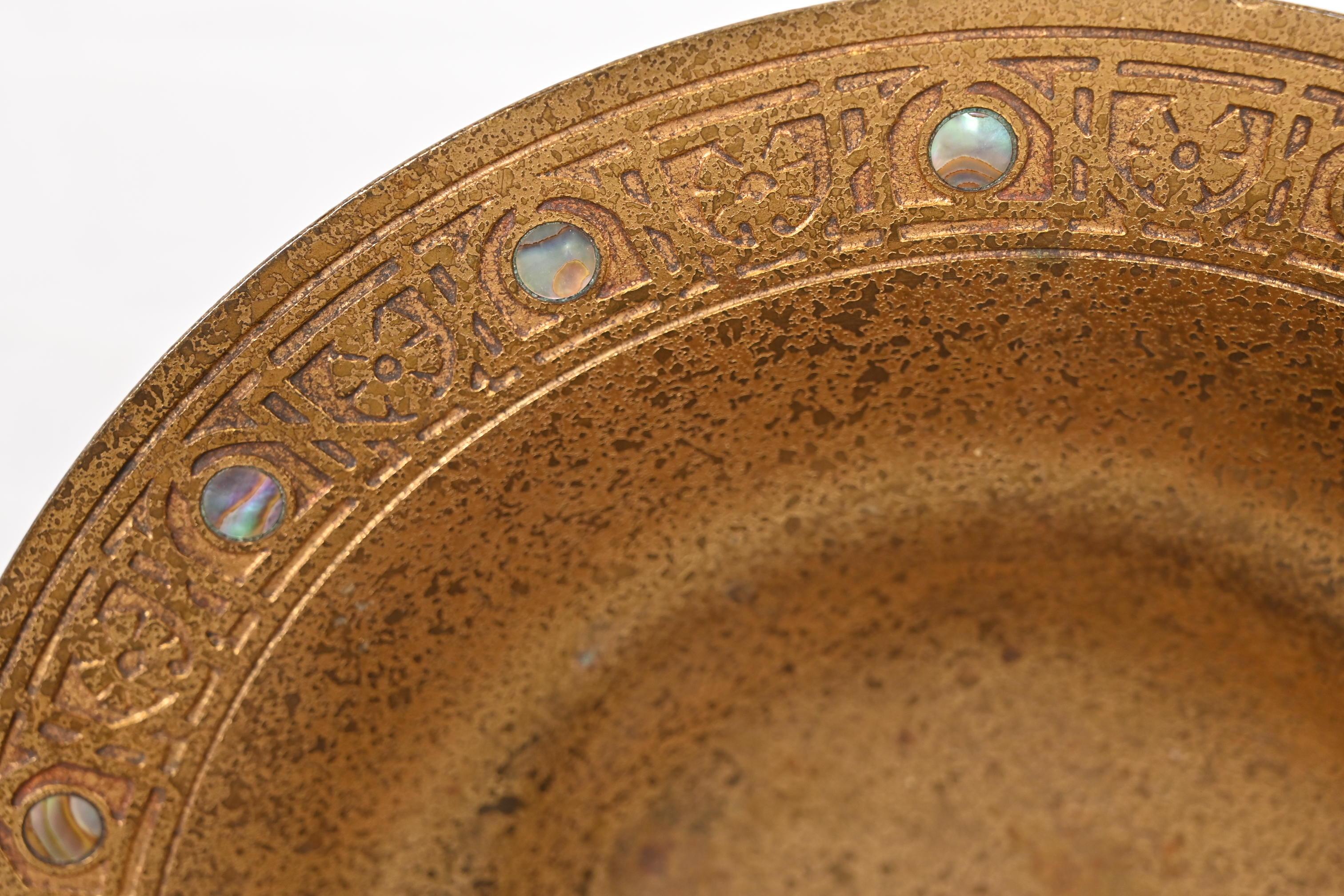 Tiffany Studios New York Bronze Doré Bowl With Abalone Inlay (bol en bronze avec incrustation d'ormeaux) en vente 1