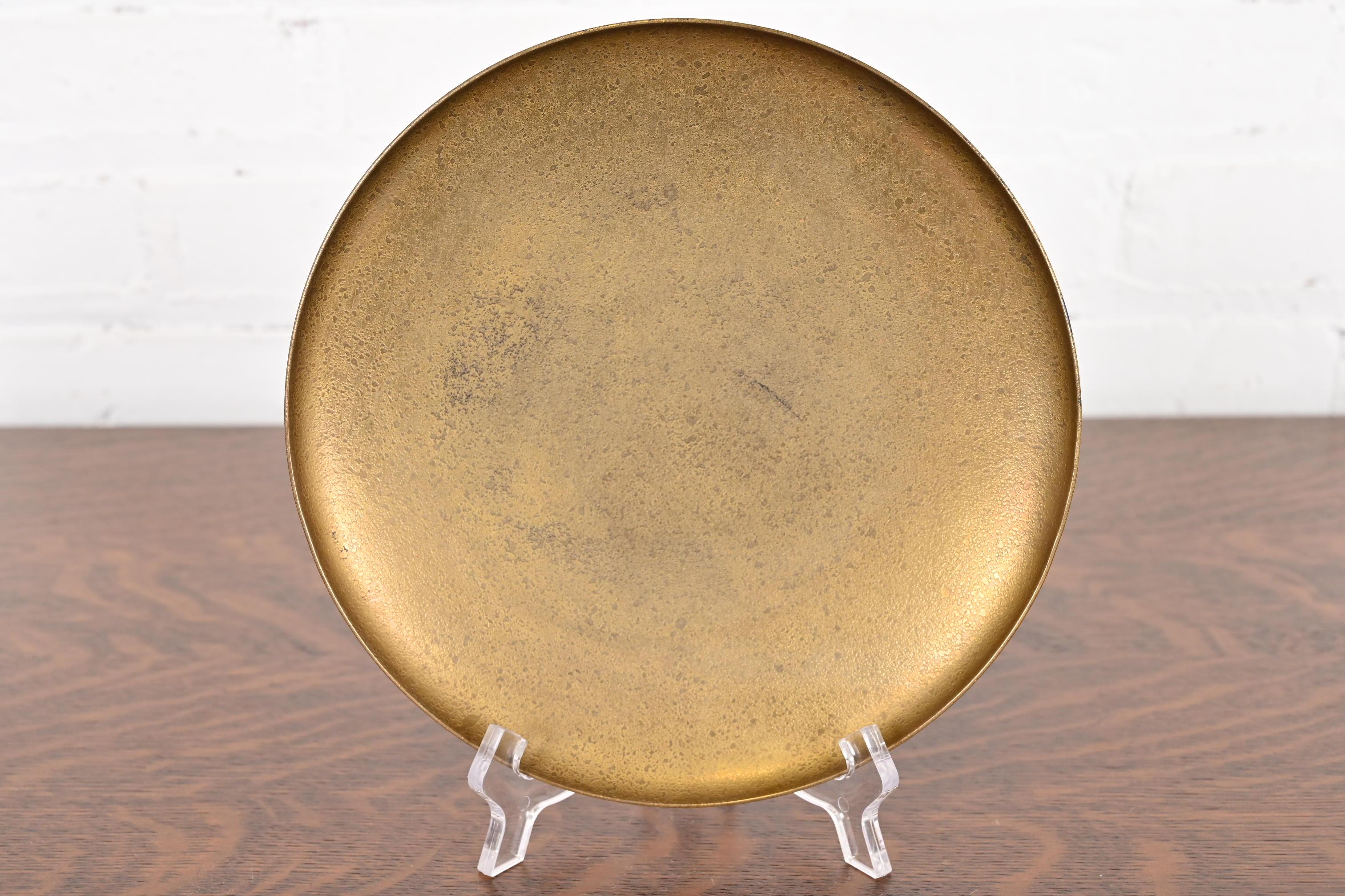 Eine prächtige Arts & Crafts oder Art Deco Zeit vergoldete Bronze Ladeplatte oder Serviertablett 

Von Tiffany Studios (signiert auf der Unterseite)

New York, USA, Anfang des 20. Jahrhunderts

Maße: 8 