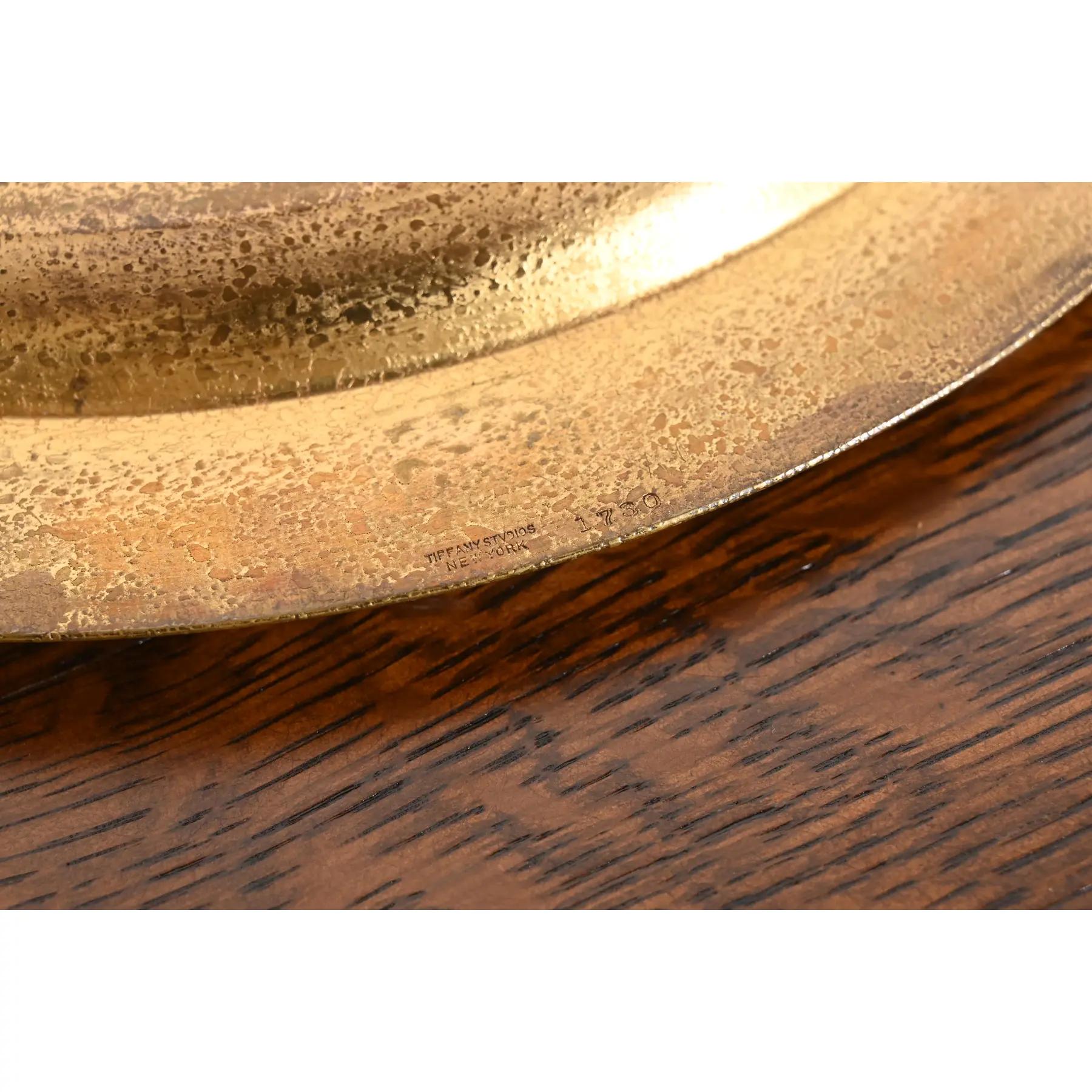 Tiffany Studios Nueva York Plato Cargador o Bandeja Doré de Bronce con Incrustaciones de Abulón en venta 6