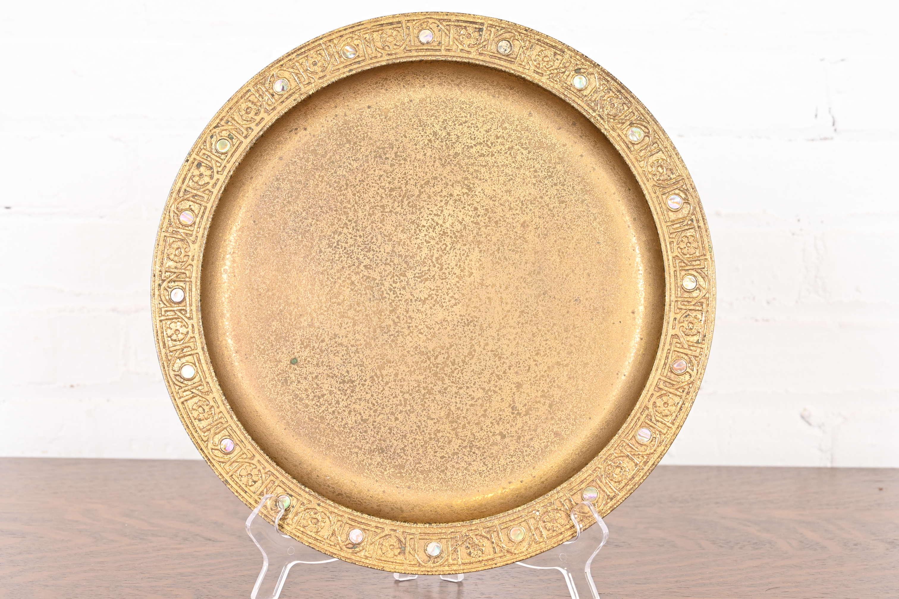 A gorgeous Arts & Crafts or Art Deco period gilt bronze charger plate or serving tray with abalone inlay

By Tiffany Studios (signed to the underside)

New York, USA, Early 20th Century

Measures: 12