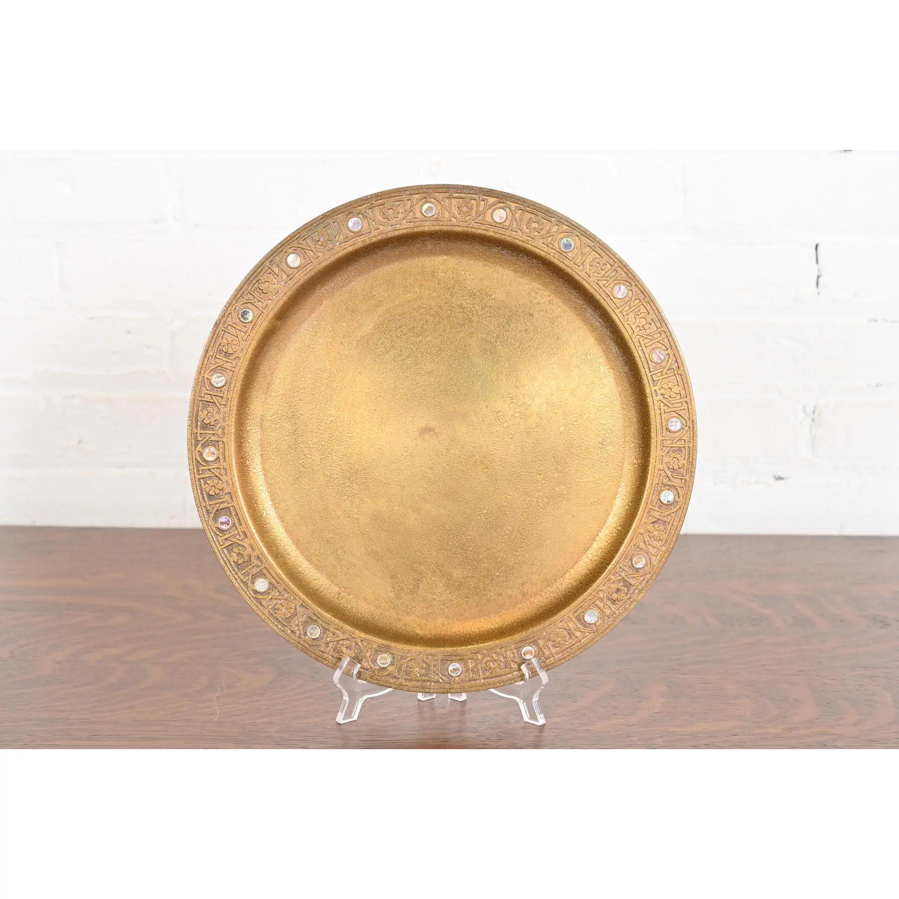 Precioso plato o bandeja de servir de bronce dorado de la época Arts & Crafts o Art Déco con incrustaciones de abulón

Por Tiffany Studios (firmado en la parte inferior)

Nueva York, EE.UU., Principios del siglo XX

Medidas: 12,13