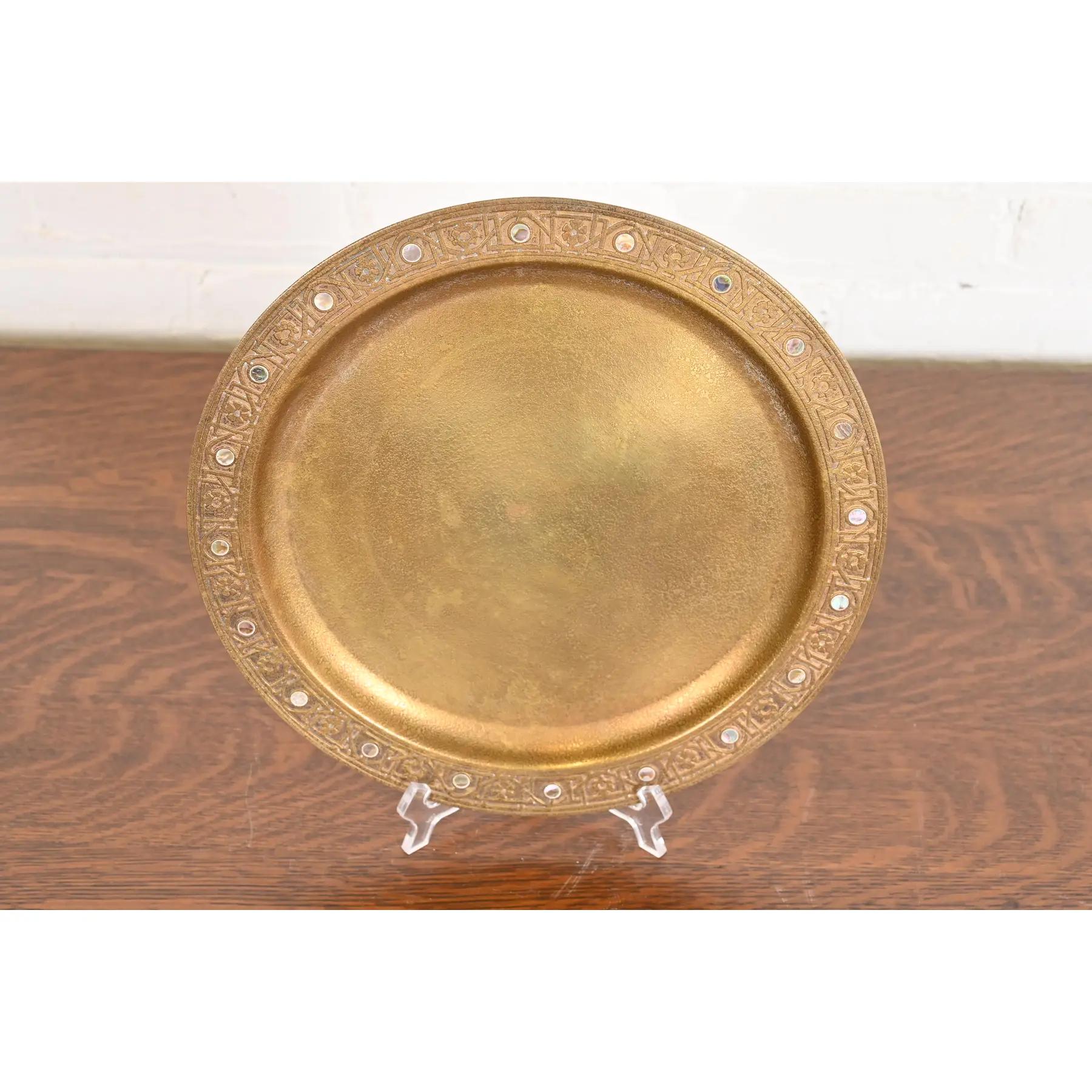 Tiffany Studios Nueva York Plato Cargador o Bandeja Doré de Bronce con Incrustaciones de Abulón Art Decó en venta