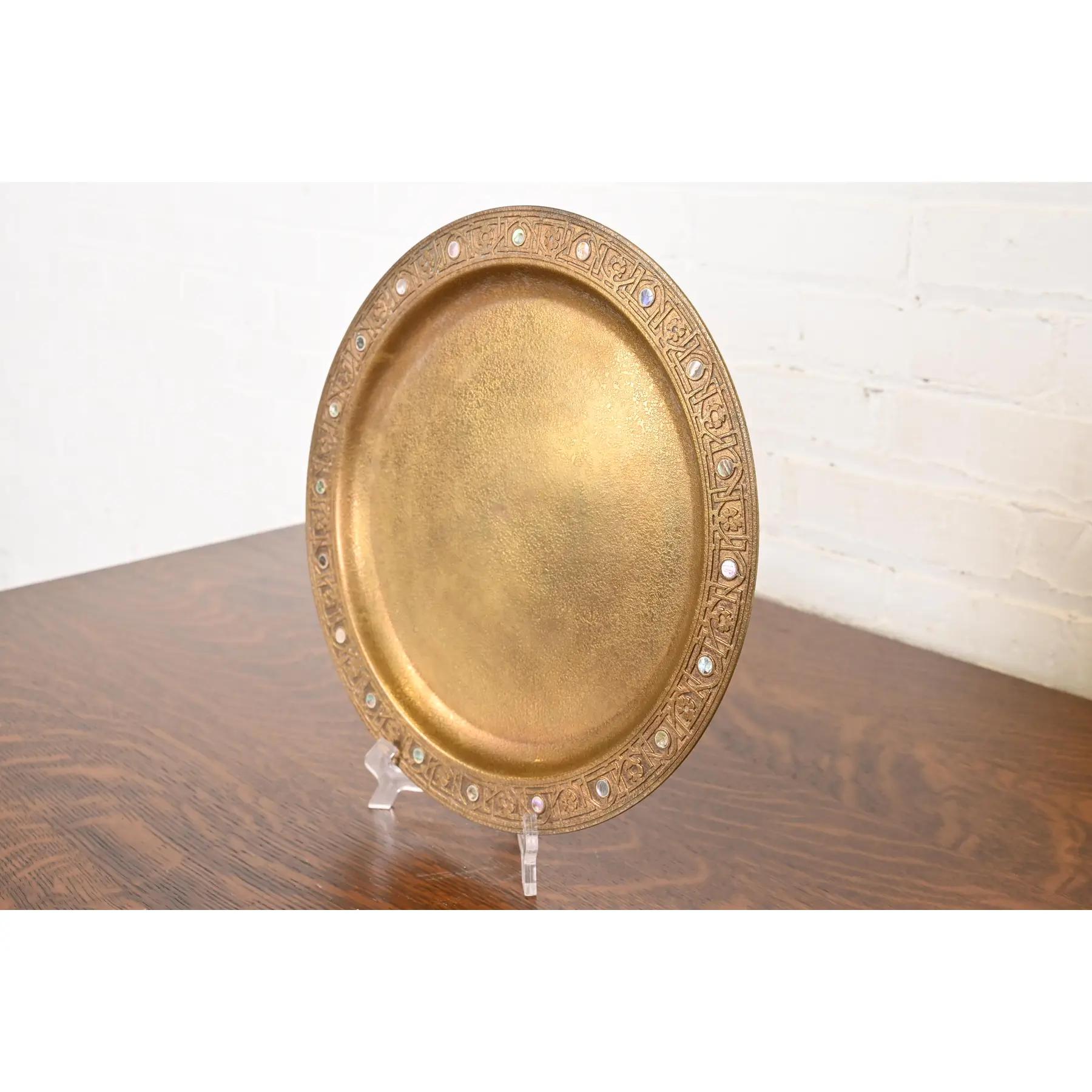 Tiffany Studios Nueva York Plato Cargador o Bandeja Doré de Bronce con Incrustaciones de Abulón Estadounidense en venta