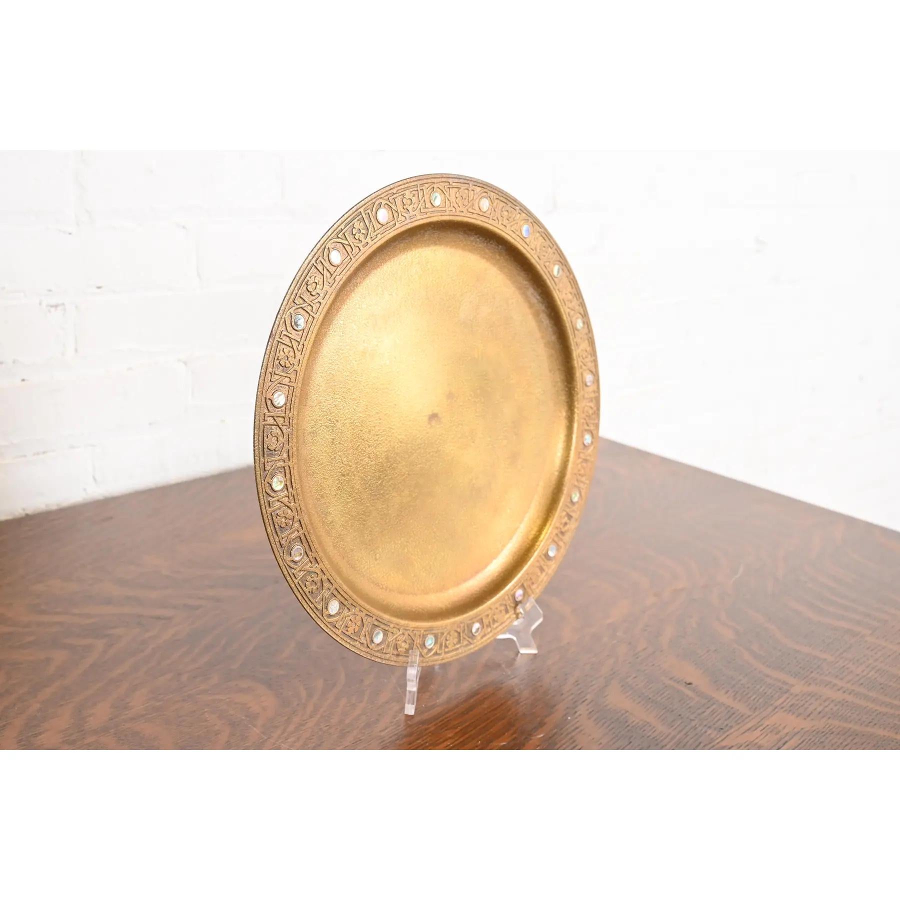 Tiffany Studios Nueva York Plato Cargador o Bandeja Doré de Bronce con Incrustaciones de Abulón en Bueno estado para la venta en South Bend, IN