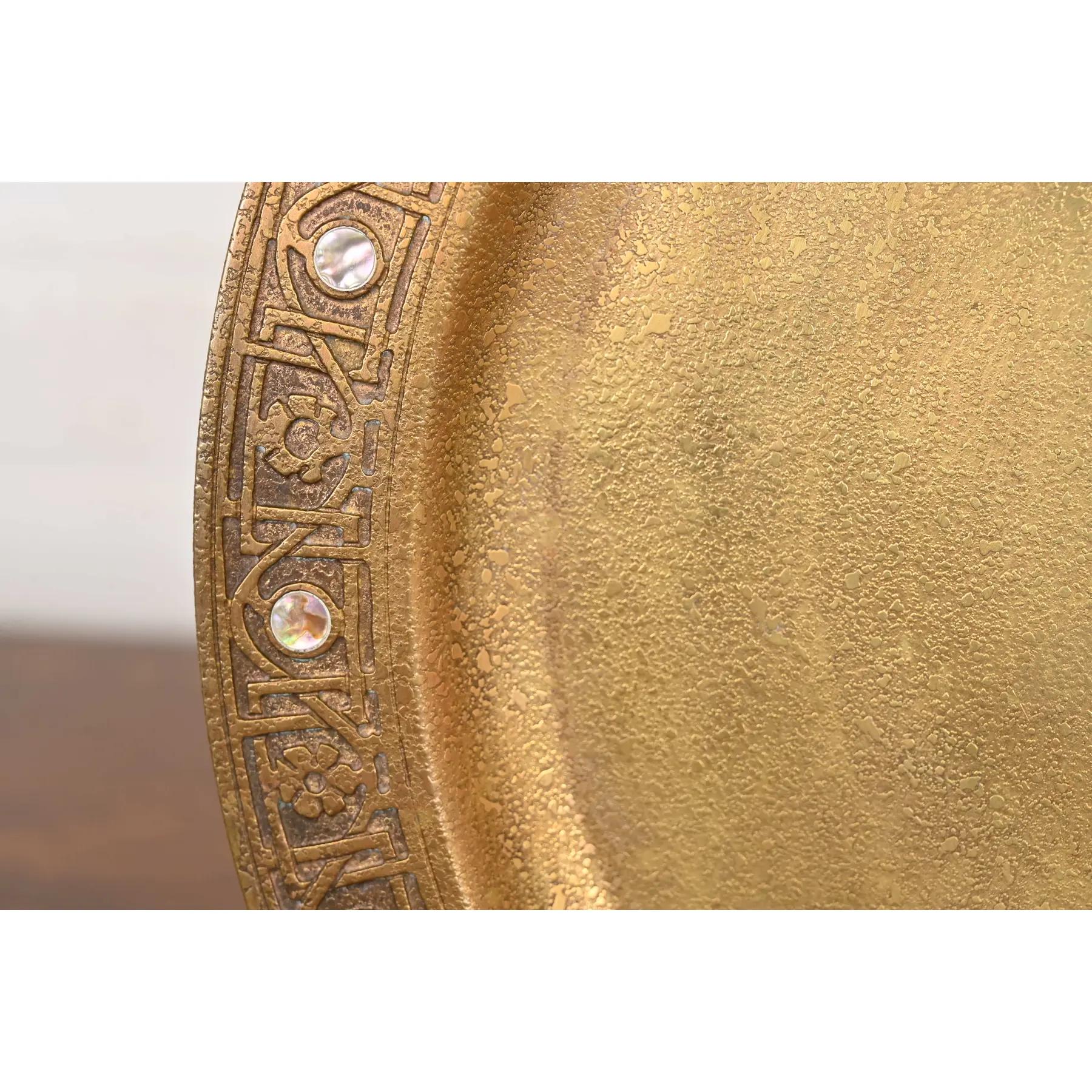 Tiffany Studios Nueva York Plato Cargador o Bandeja Doré de Bronce con Incrustaciones de Abulón siglo XX en venta
