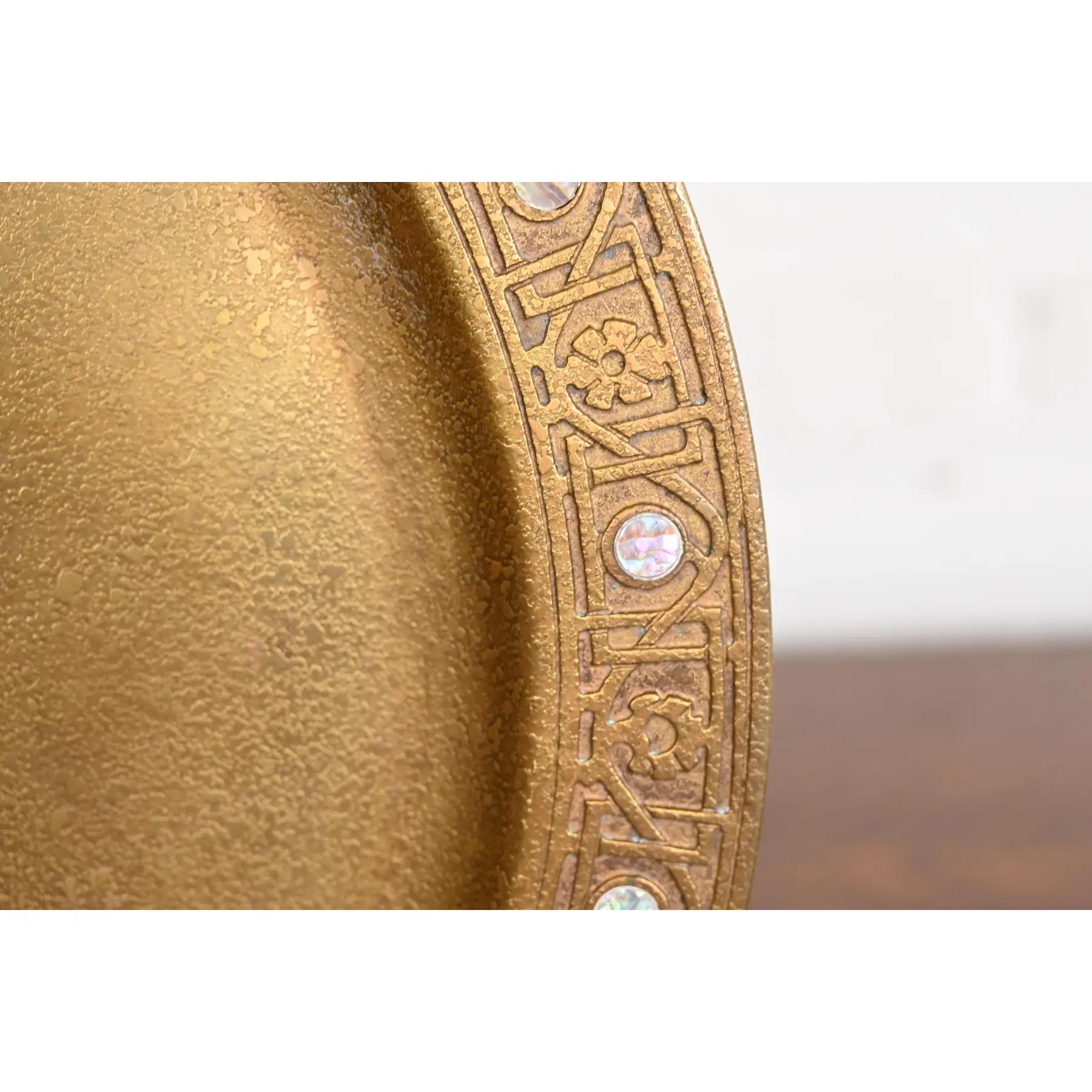 Tiffany Studios Nueva York Plato Cargador o Bandeja Doré de Bronce con Incrustaciones de Abulón en venta 1