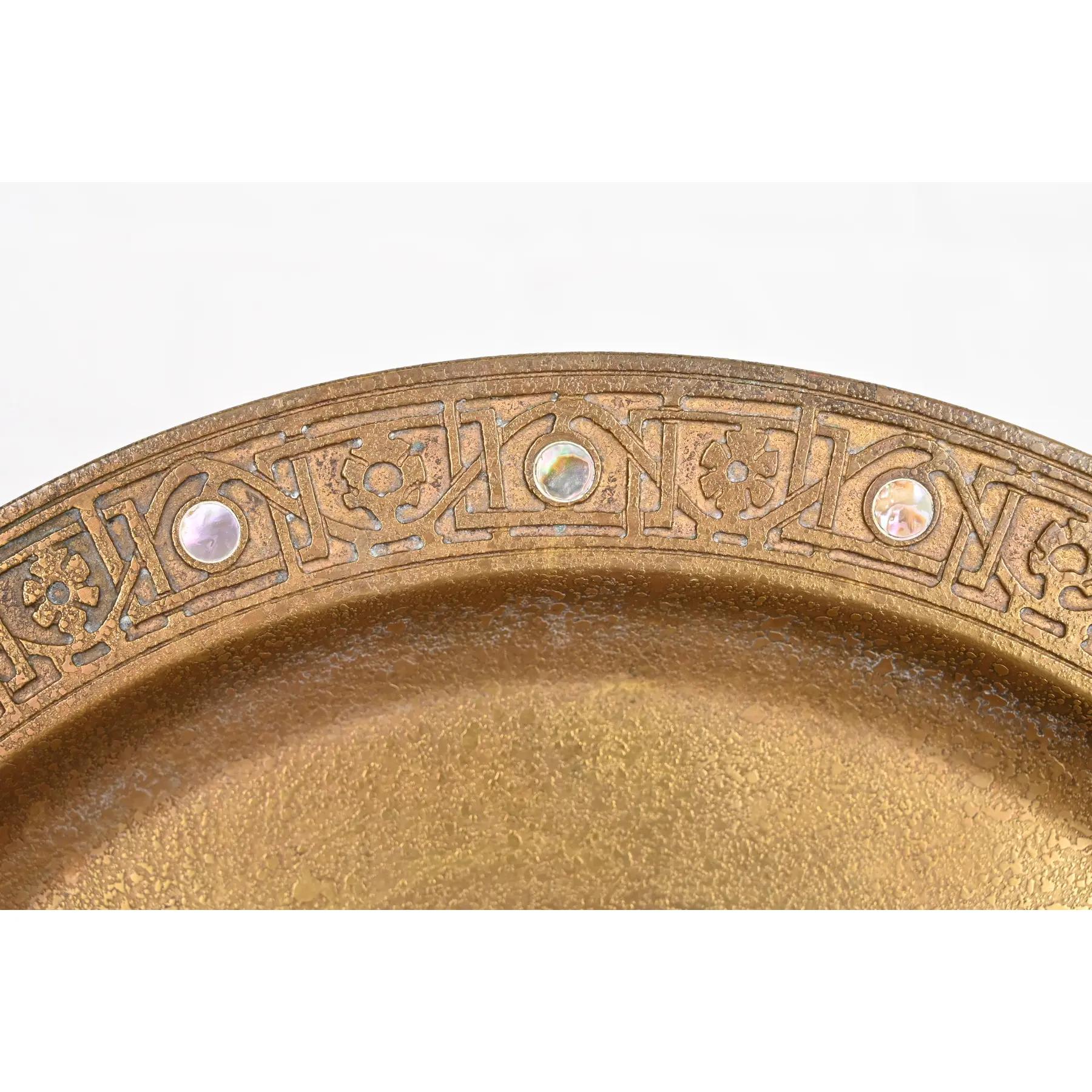 Tiffany Studios Nueva York Plato Cargador o Bandeja Doré de Bronce con Incrustaciones de Abulón en venta 2