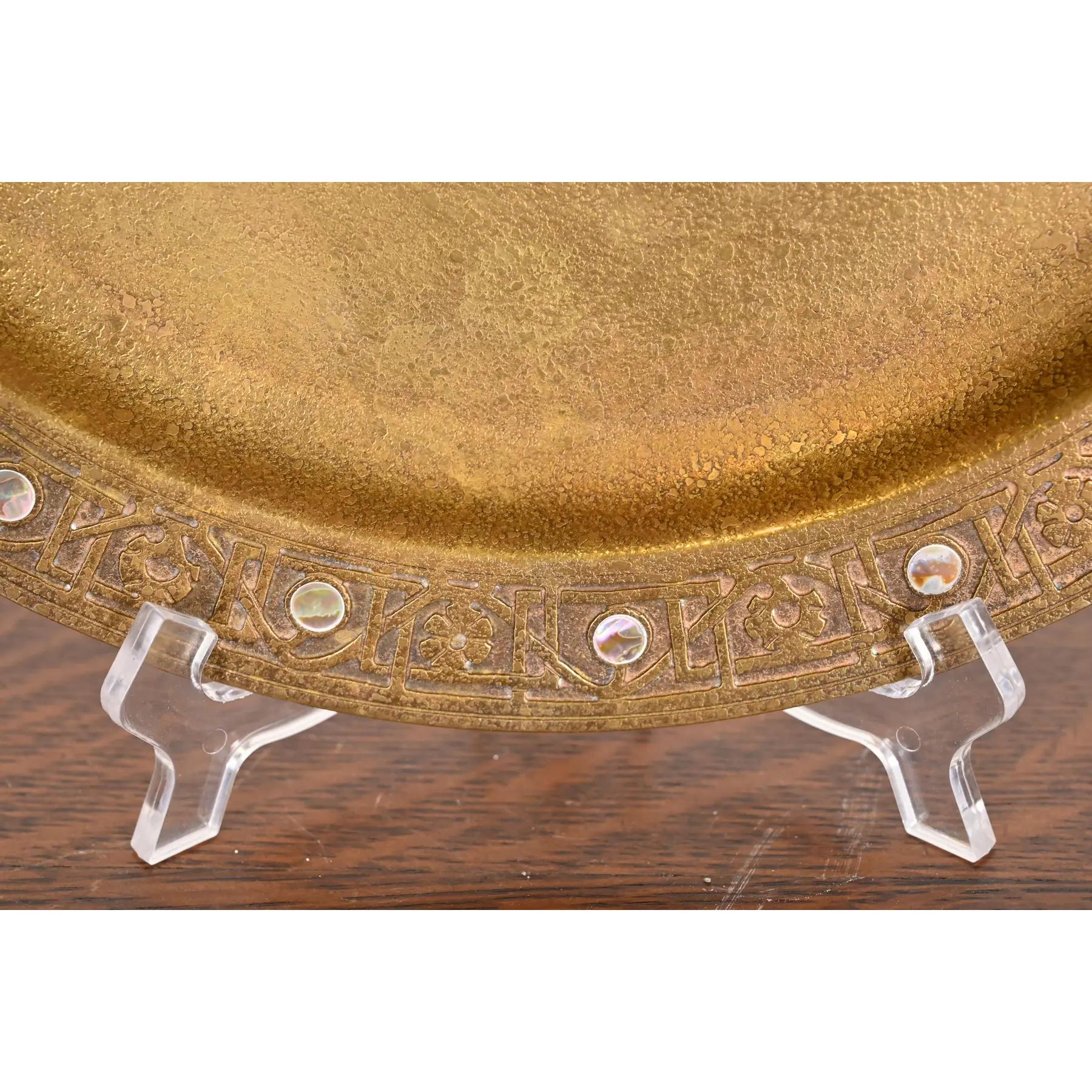 Tiffany Studios Nueva York Plato Cargador o Bandeja Doré de Bronce con Incrustaciones de Abulón en venta 3