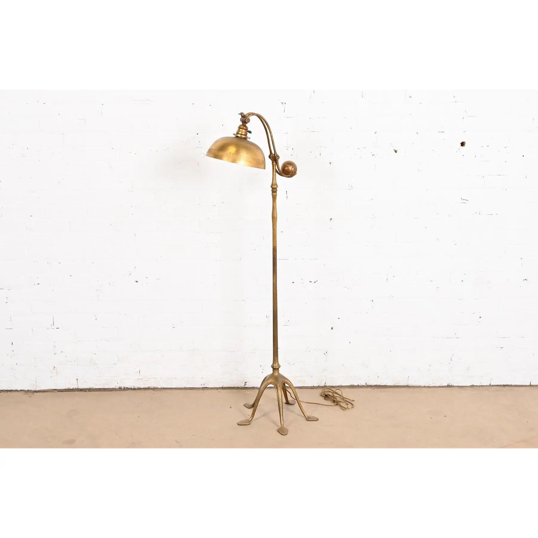 Exceptionnel lampadaire à contrepoids en bronze doré d'époque Arts & Crafts ou Art Deco

Par les studios Tiffany (la base et l'abat-jour sont tous deux signés)

New York, États-Unis, Début du XXe siècle

Socle en bronze doré, avec un magnifique