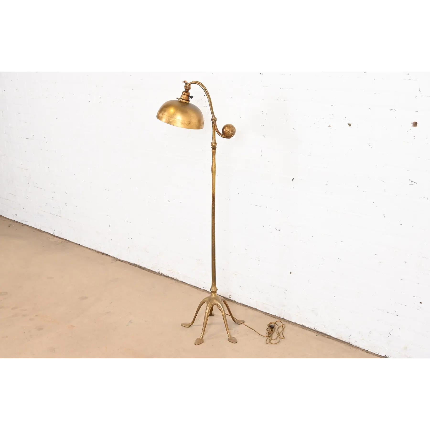 Arts and Crafts Lampadaire à contrepoids en bronze Doré de Tiffany Studios New York, Circa 1910 en vente