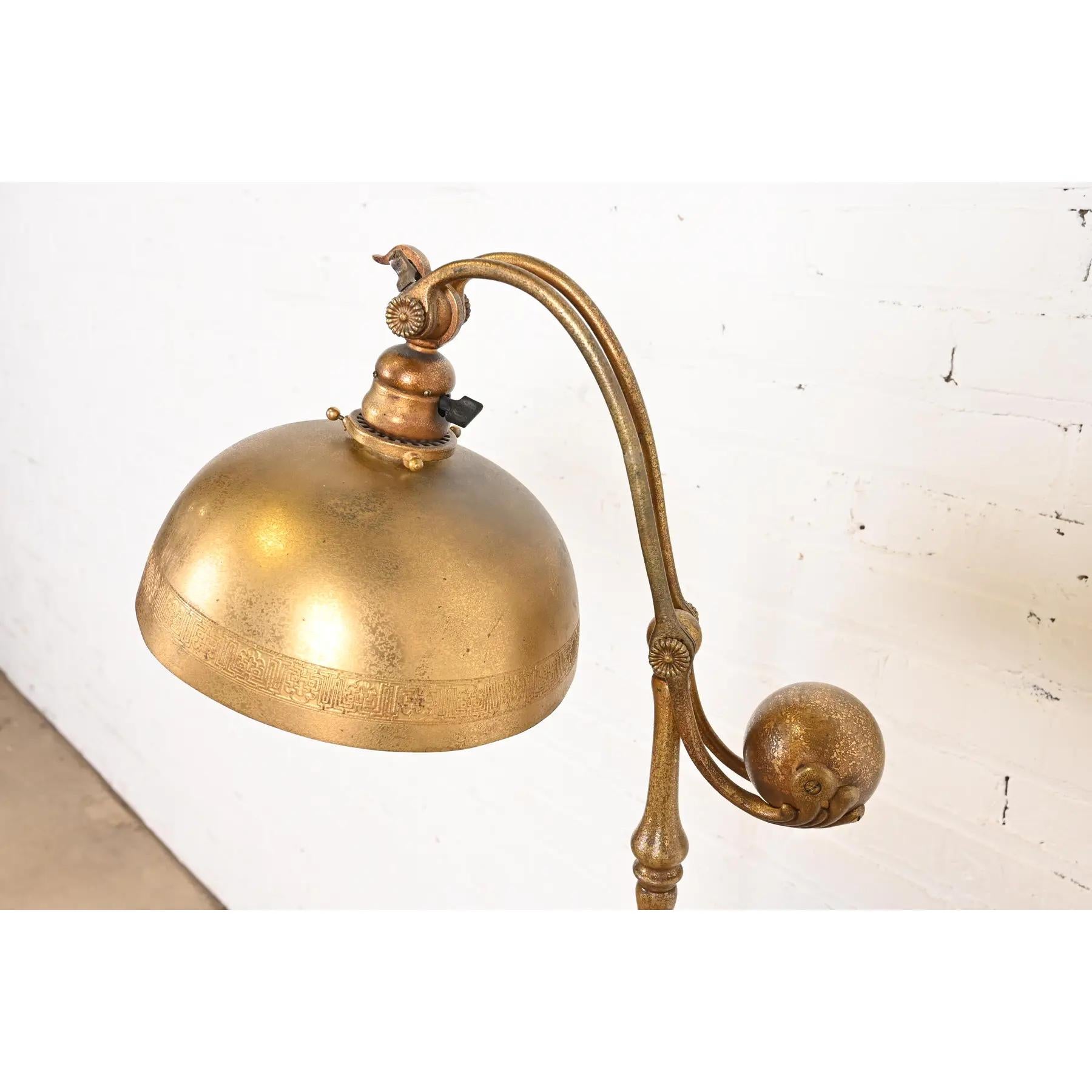 Début du 20ème siècle Lampadaire à contrepoids en bronze Doré de Tiffany Studios New York, Circa 1910 en vente