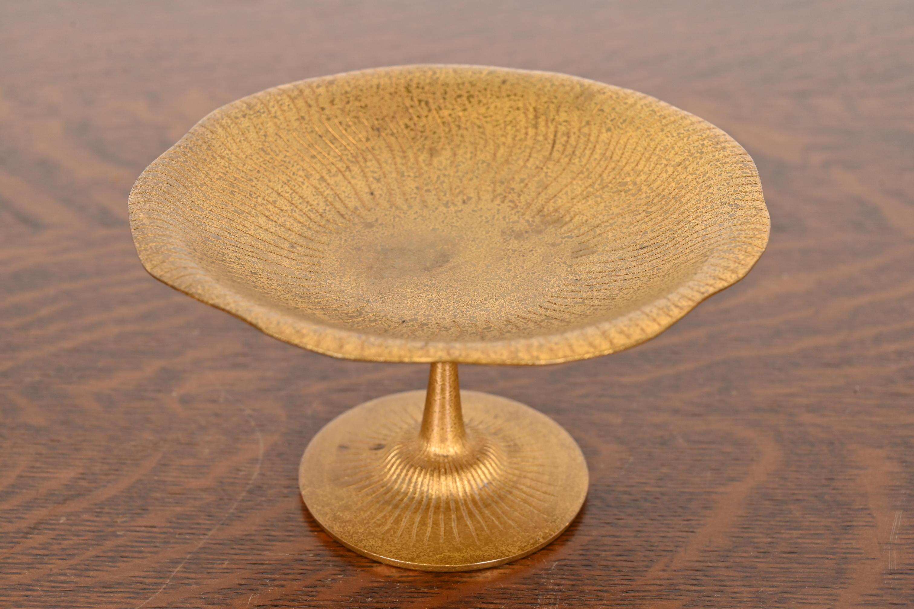 Precioso cuenco o compotera con pie de bronce dorado de la época Arts & Crafts con borde ondulado

Por Tiffany Studios (firmado en la parte inferior)

Nueva York, EE.UU., Principios del siglo XX

Medidas: 6,13