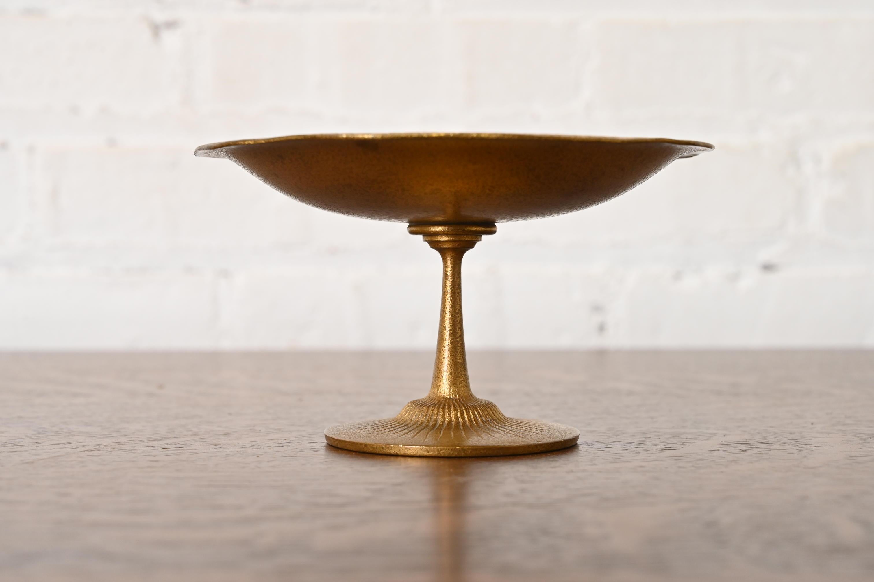 Tiffany Studios Nueva York Cuenco o plato hondo con pie dorado de bronce Artes y manualidades en venta