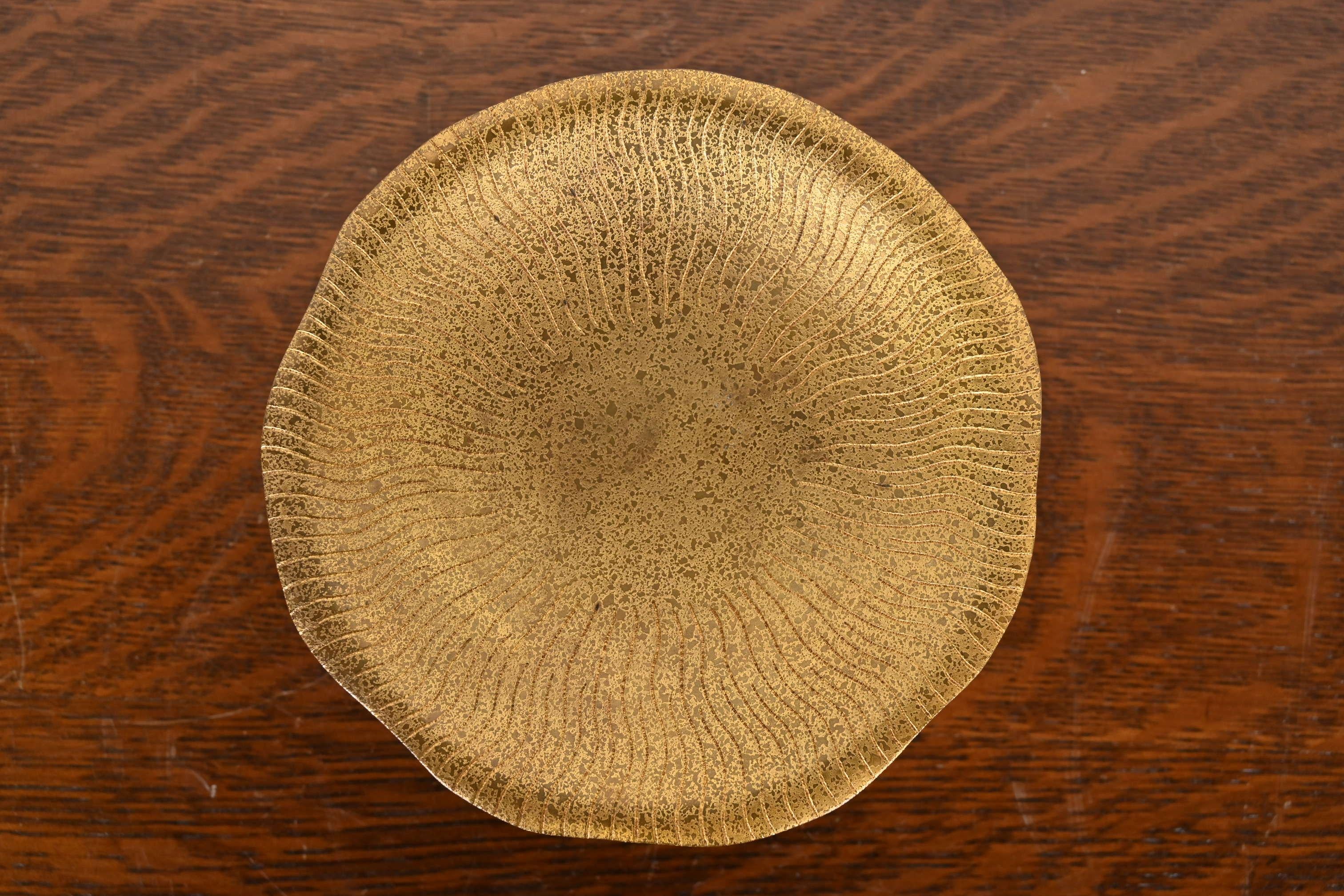 Tiffany Studios Nueva York Cuenco o plato hondo con pie dorado de bronce Estadounidense en venta