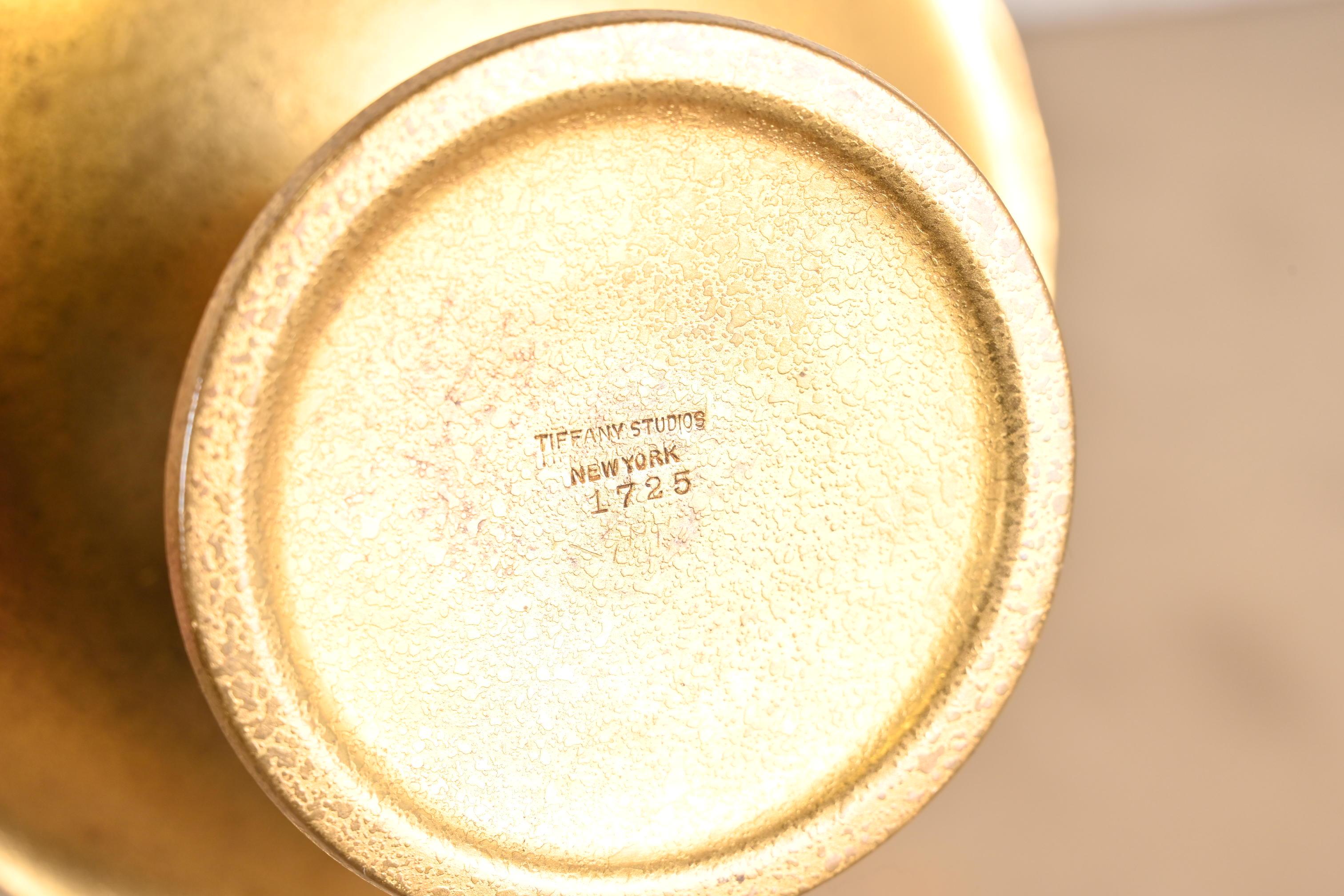 Tiffany Studios Nueva York Cuenco o plato hondo con pie dorado de bronce en venta 1