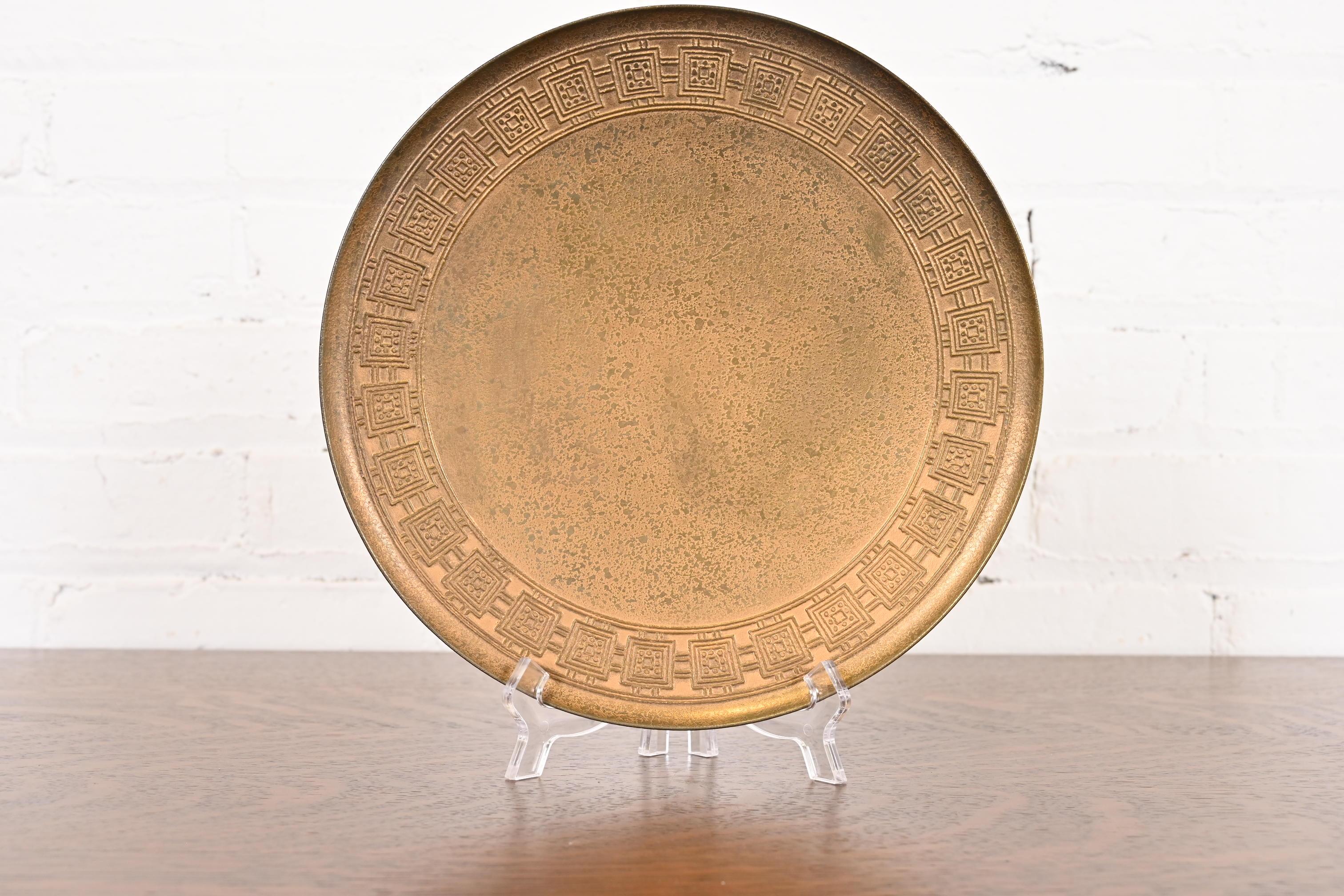 Magnifique assiette à pied en bronze doré d'époque Arts & Crafts ou Art Deco

Par Tiffany Studios (signé sur le dessous)

New York, États-Unis, Début du XXe siècle

Dimensions : 9,75 
