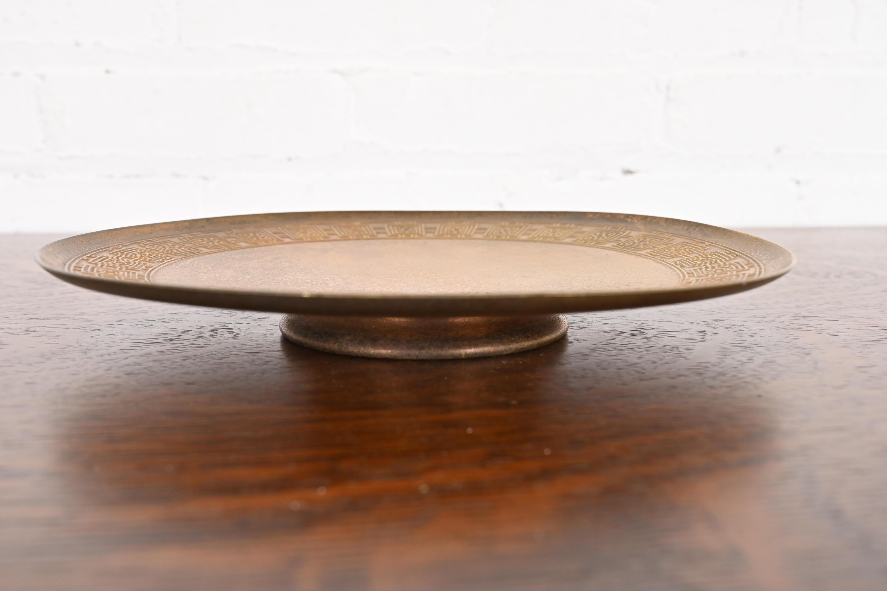 Arts and Crafts Tiffany Studios New York Bronze Doré Footed Plate (assiette à pied) en vente