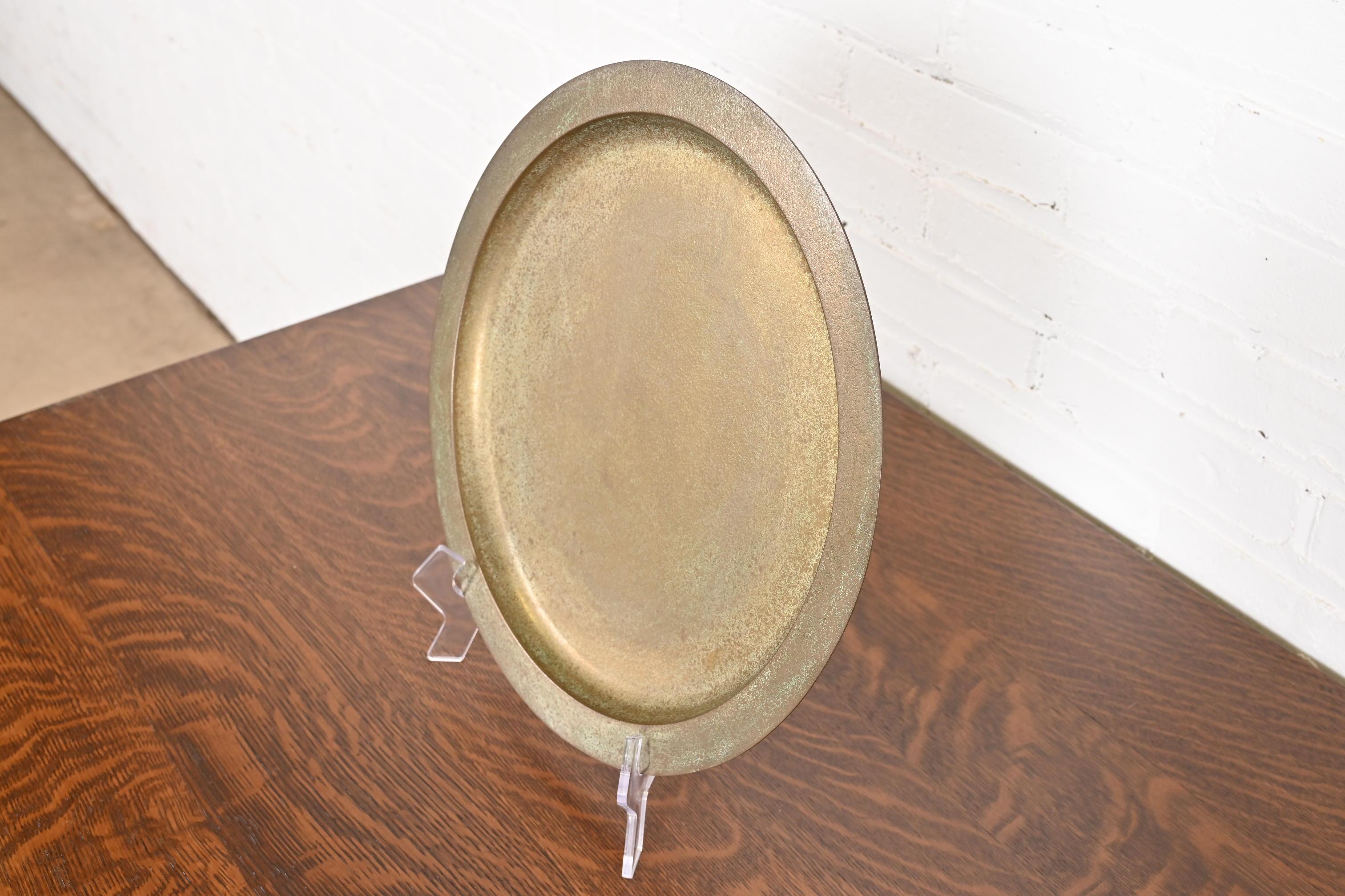 Eine prächtige Arts & Crafts oder Art Deco Zeit vergoldete Bronze große Ladeplatte oder Serviertablett

Von Tiffany Studios (signiert auf der Unterseite)

New York, USA, Anfang des 20. Jahrhunderts

Maße: 14,13 