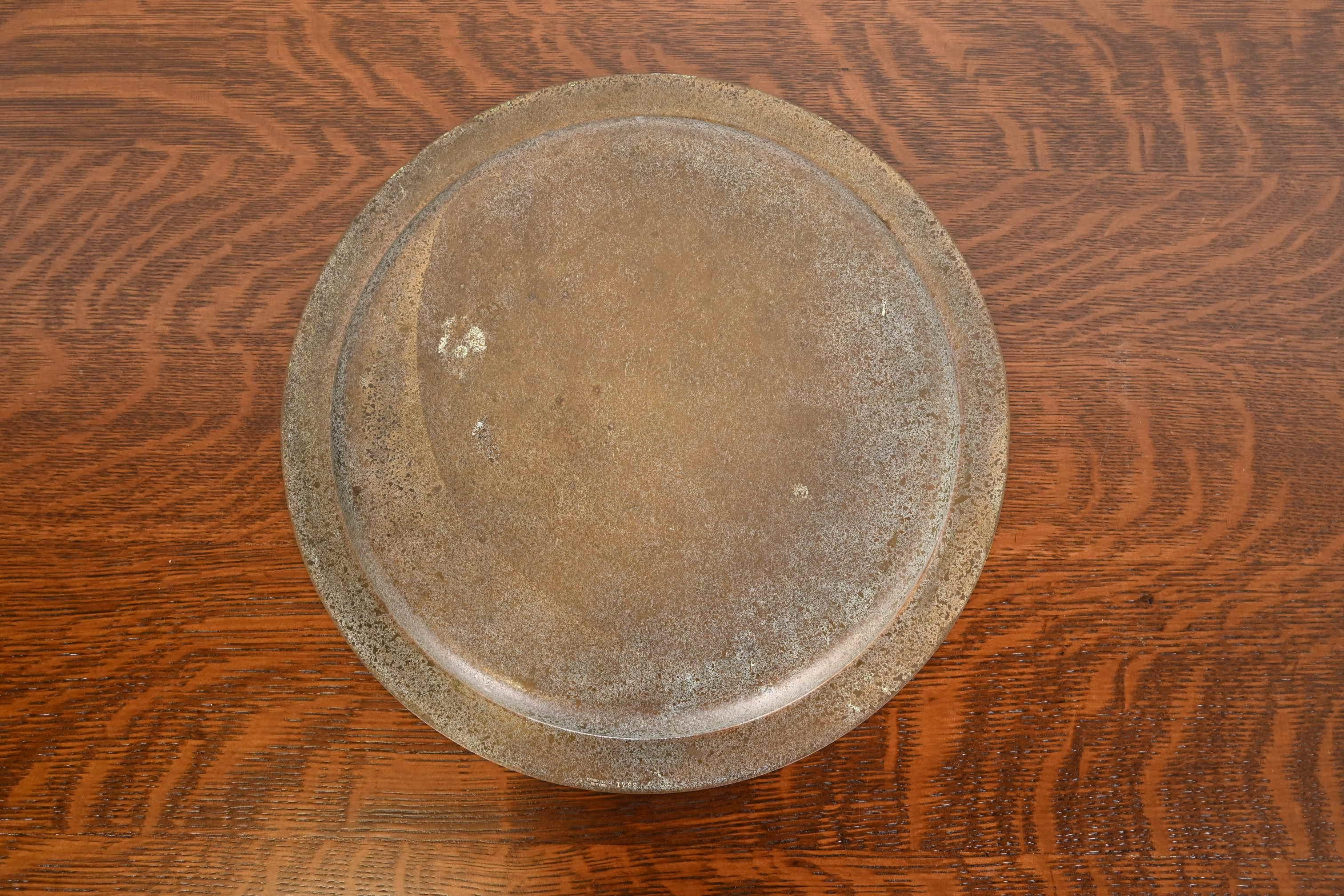 Tiffany Studios New York Bronze Doré große Charger Teller oder Tablett (20. Jahrhundert) im Angebot