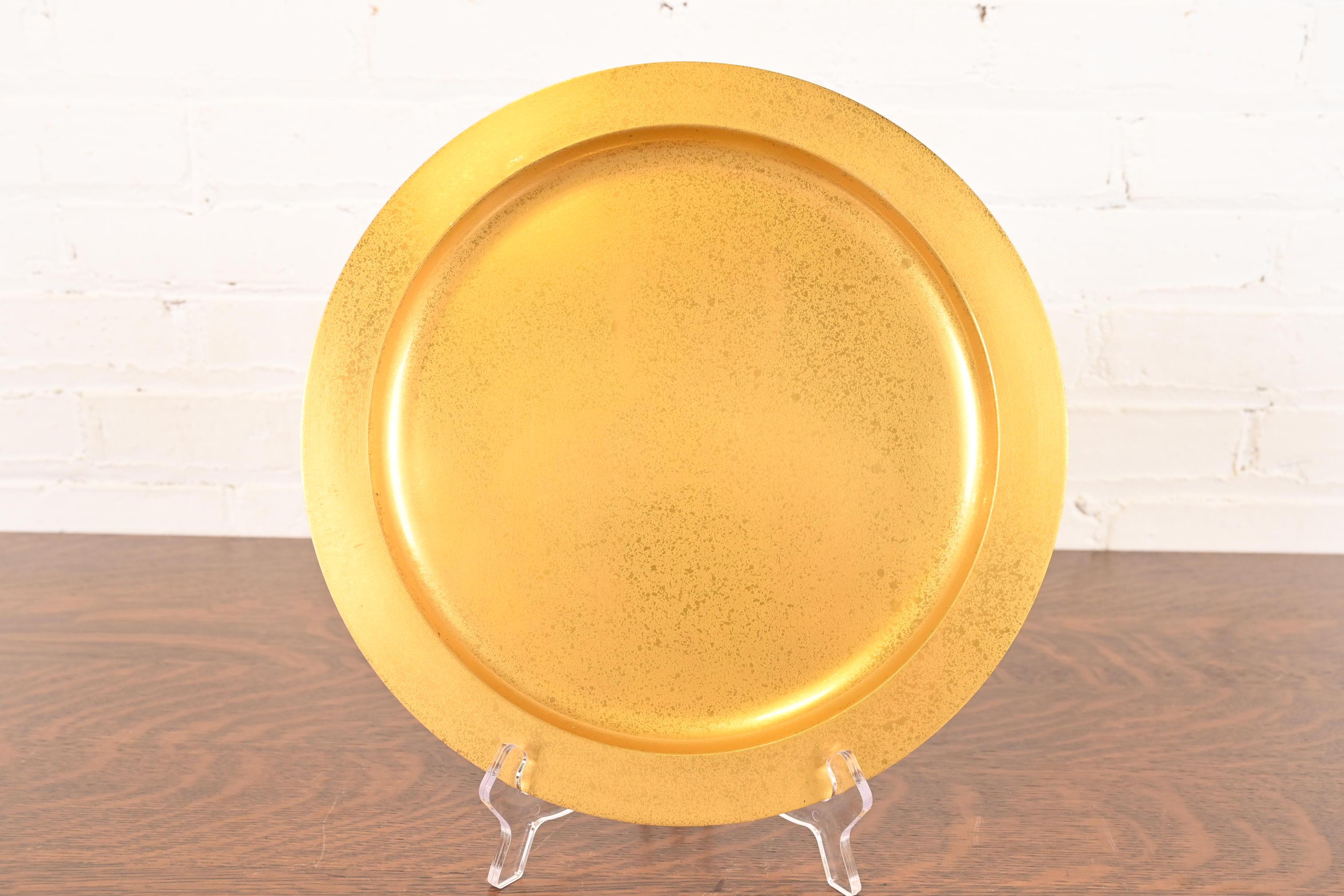 Eine prächtige Arts & Crafts oder Art Deco Zeitraum vergoldete Bronze große Platte oder Ladegerät

Von Tiffany Studios (signiert auf der Unterseite)

New York, USA, Anfang des 20. Jahrhunderts

Maße: 12,13 