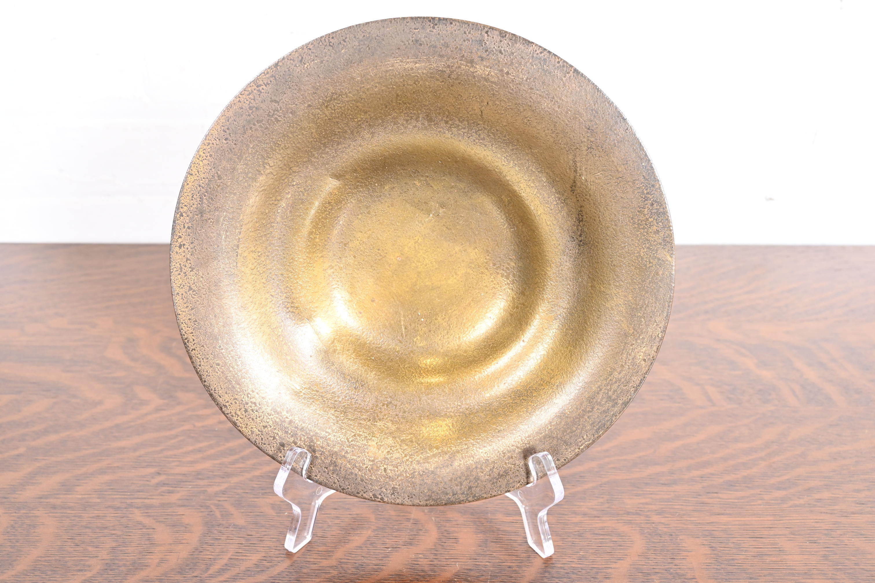 Precioso plato o cuenco llano de bronce dorado de la época Arts & Crafts o Art Déco

Por Tiffany Studios (firmado en la parte inferior)

Nueva York, EE.UU., Principios del siglo XX

Medidas: 9