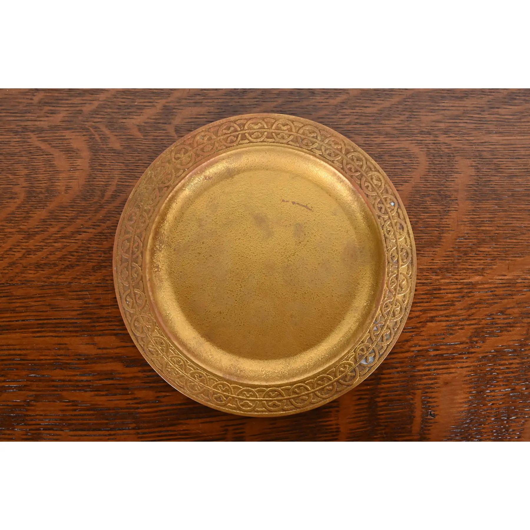 Magnifique plaque en bronze doré d'époque Arts & Crafts ou Art Deco

Par Tiffany Studios

New York, États-Unis, Début du XXe siècle

Dimensions : 7,5 