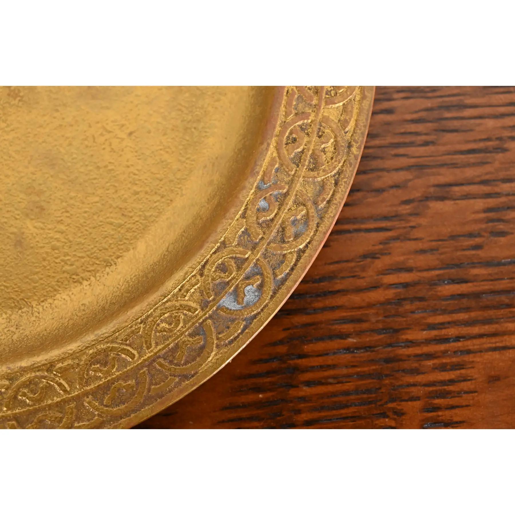 20ième siècle Tiffany Studios New York Plaque Doré en bronze en vente