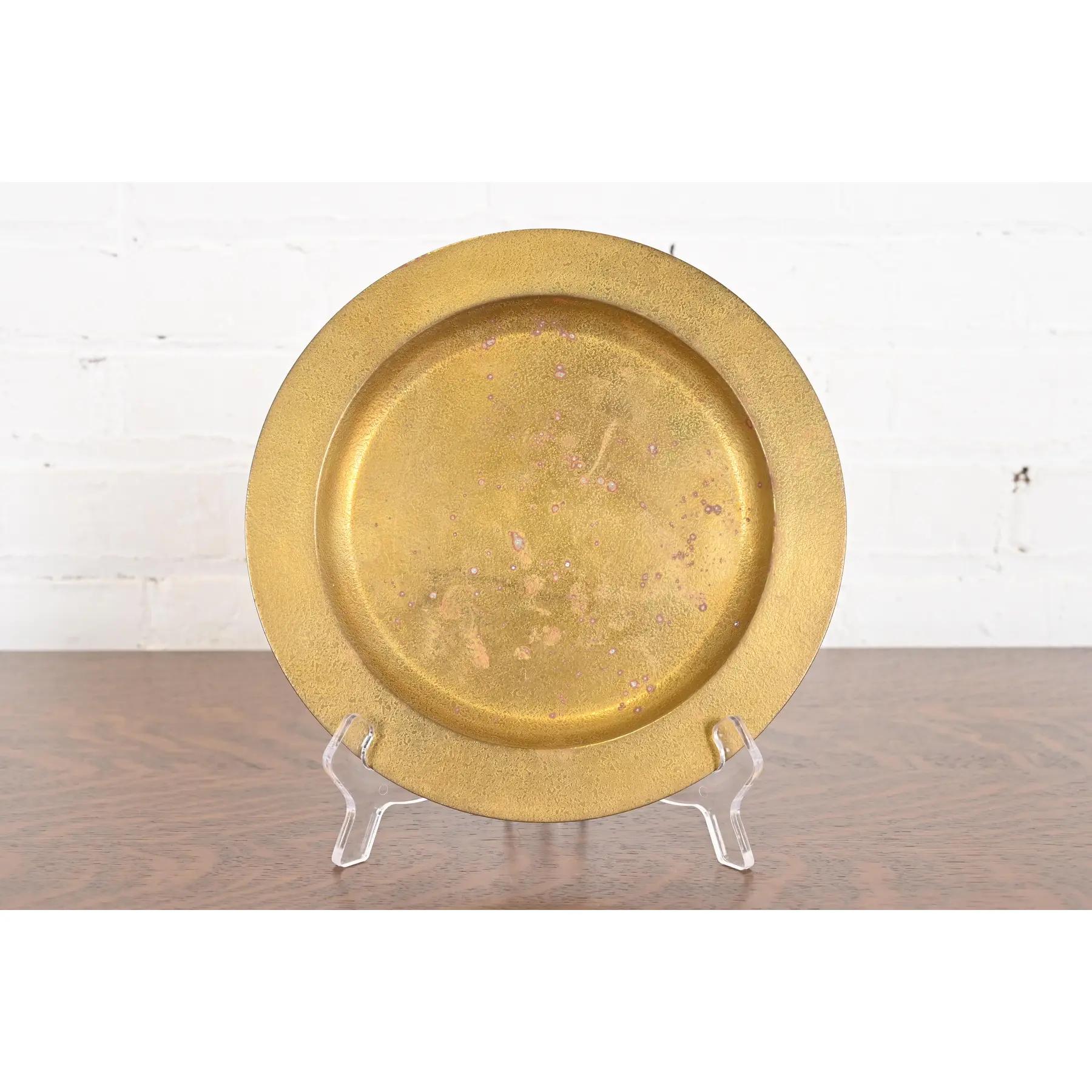 Precioso plato o cargador de bronce dorado de la época Arts & Crafts o Art Déco

Por Tiffany Studios (firmado en la parte inferior)

Nueva York, EE.UU., Principios del siglo XX

Medidas: 9,13