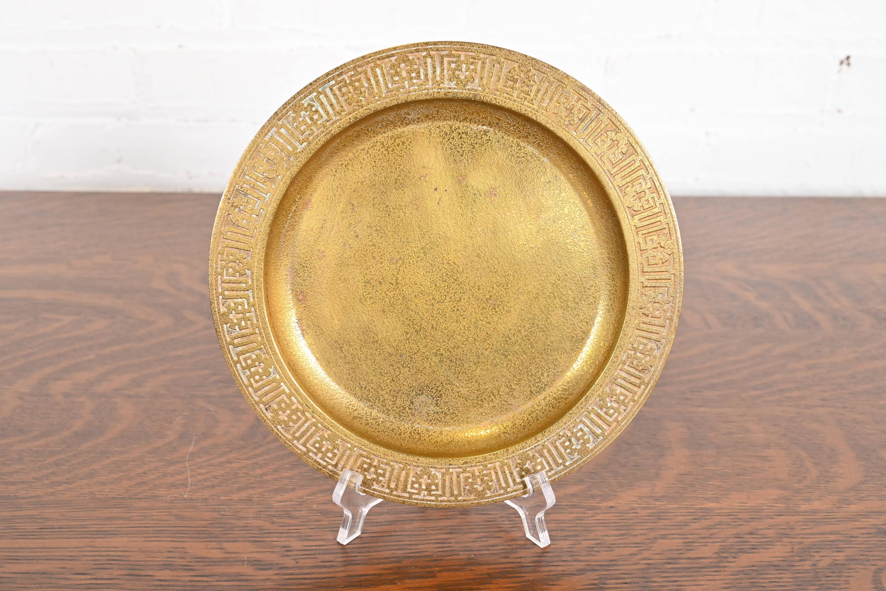 Ein prächtiger vergoldeter Bronzeteller oder ein Ladegerät aus der Zeit des Arts & Crafts oder Art Deco

Von Tiffany Studios (signiert auf der Unterseite)

New York, USA, Anfang des 20. Jahrhunderts

Maße: 9 