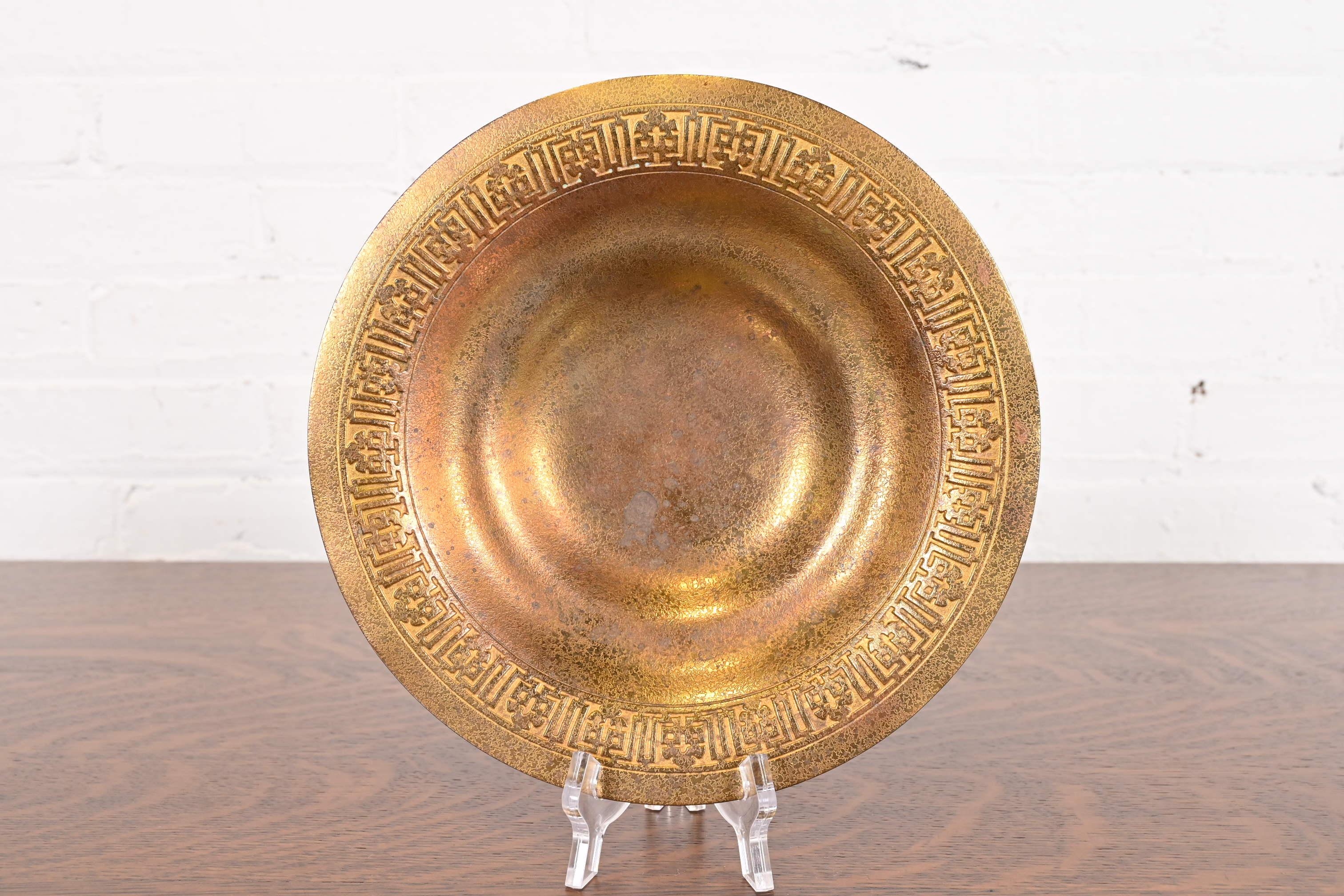 Ein wunderschöner vergoldeter Bronzeteller oder eine flache Schale aus der Zeit des Arts & Crafts oder Art Deco

Von Tiffany Studios (signiert auf der Unterseite)

New York, USA, Anfang des 20. Jahrhunderts

Maße: 9 