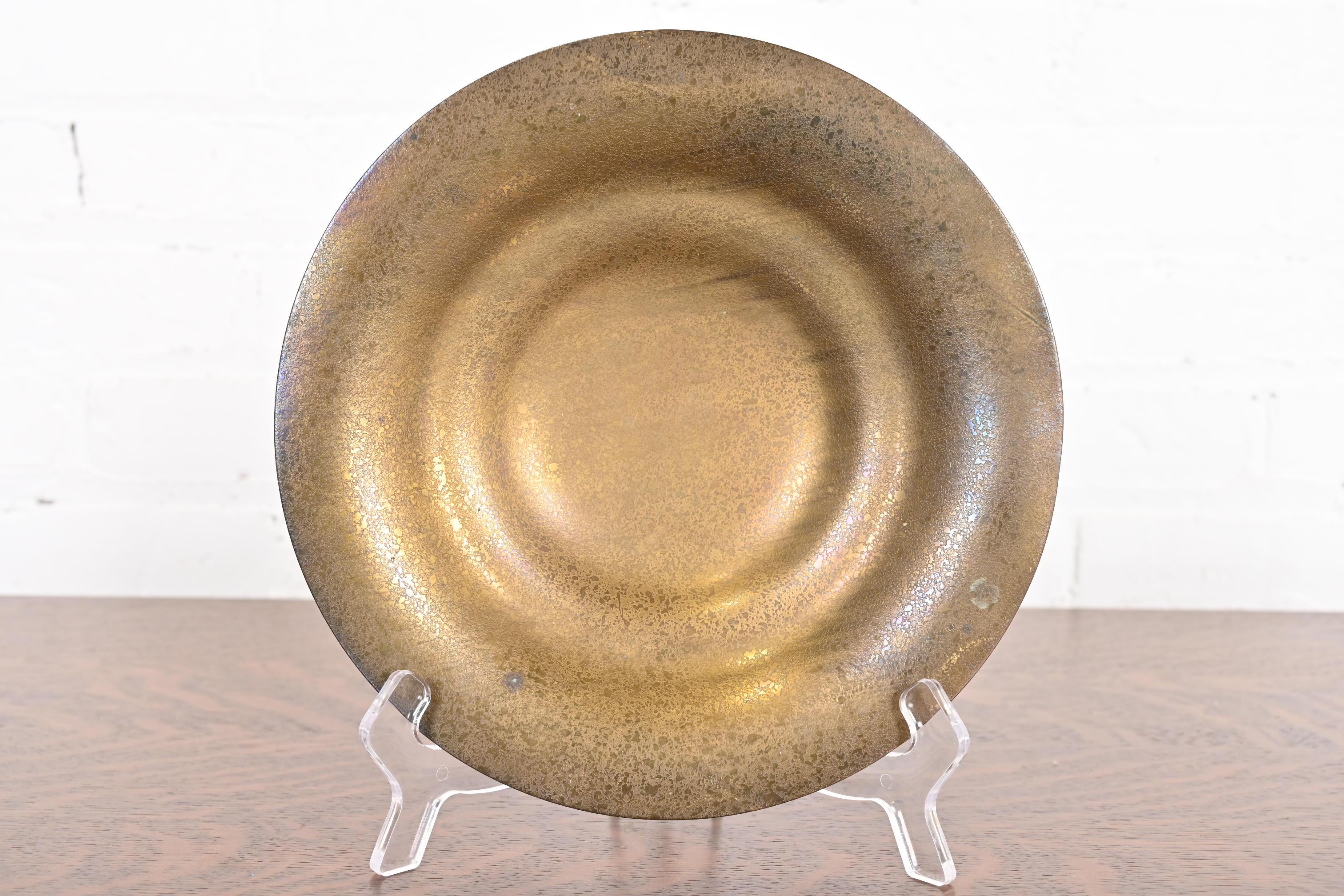 Magnifique assiette ou bol peu profond en bronze doré d'époque Arts & Crafts ou Art Deco

Par Tiffany Studios (signé sur le dessous)

New York, États-Unis, Début du XXe siècle

Dimensions : 8,88 