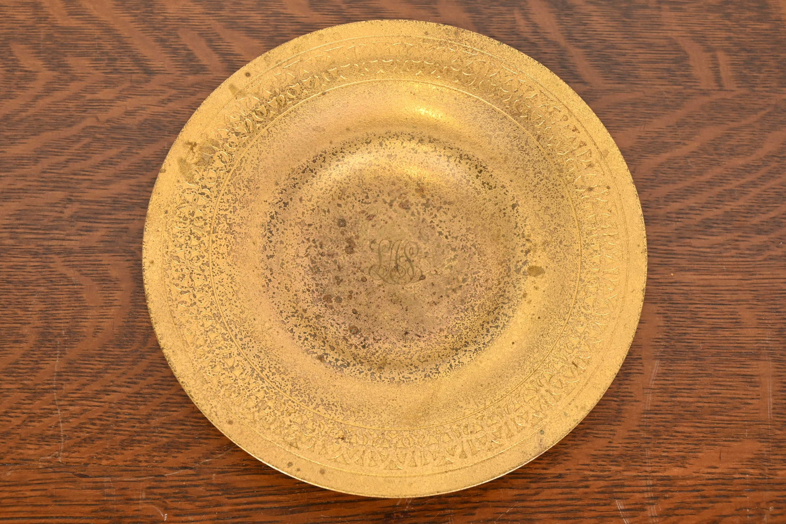 A gorgeous Arts & Crafts or Art Deco period gilt bronze plate or shallow bowl

By Tiffany Studios (signed to the underside)

New York, USA, Early 20th Century

Measures: 9